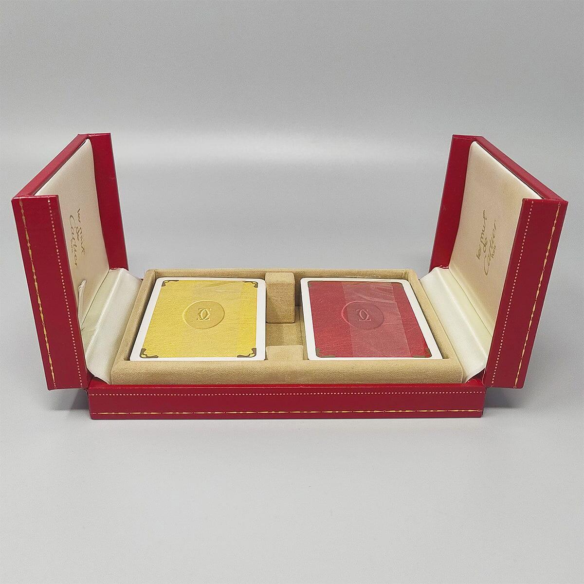1970 Original étonnant boîte de cartes à jouer par Cartier avec est en cuir rouge d'origine boîte 2 portes étui . La boîte est doublée de soie, estampillée du logo Les Must de Cartier et comprend deux paquets de cartes pocker de Cartier (encore