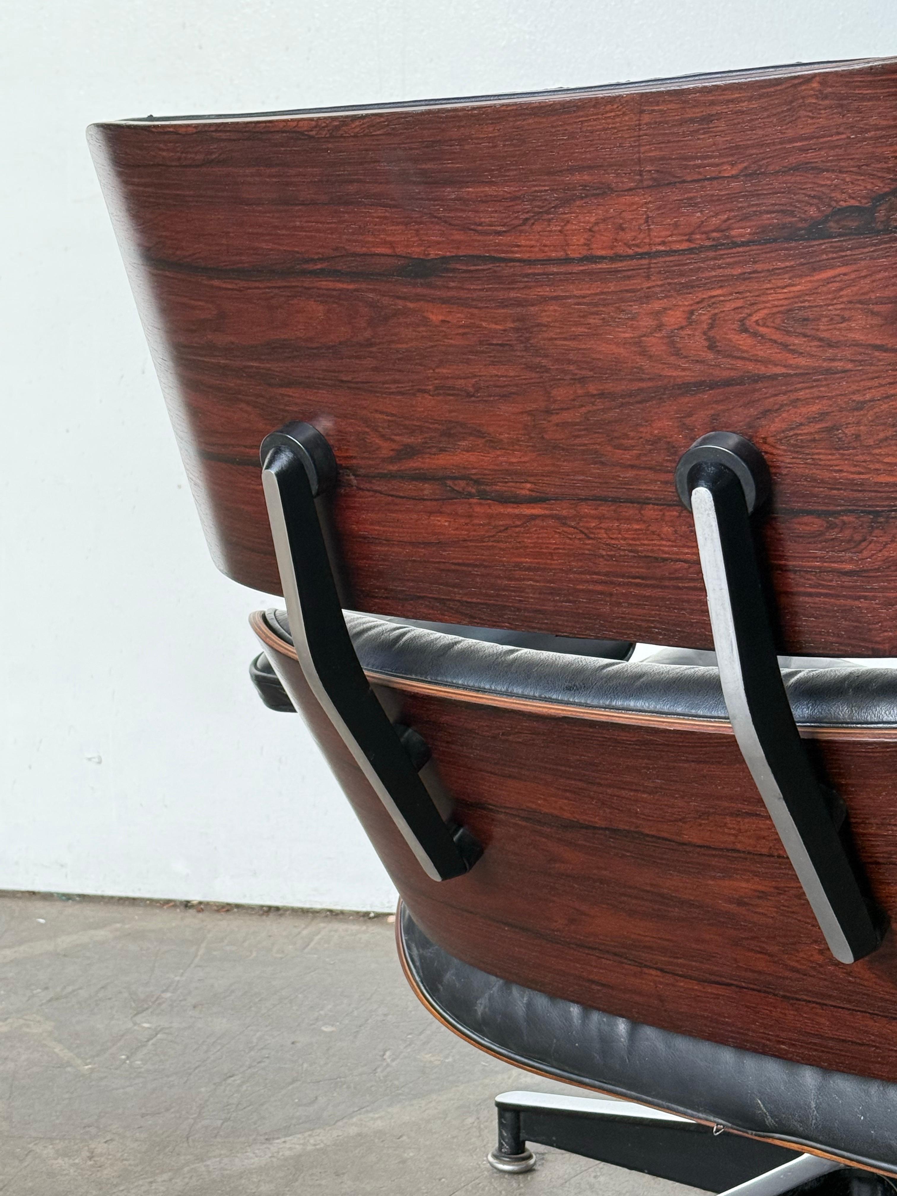 Ein wunderschönes Original des klassischen Eames Lounge Sessels mit Ottomane. Ausgestattet mit aufgearbeitetem Holz, neu lackiertem und poliertem Metall und originalen Lederkissen. Sowohl Stuhl als auch Ottomane sind signiert und garantiert