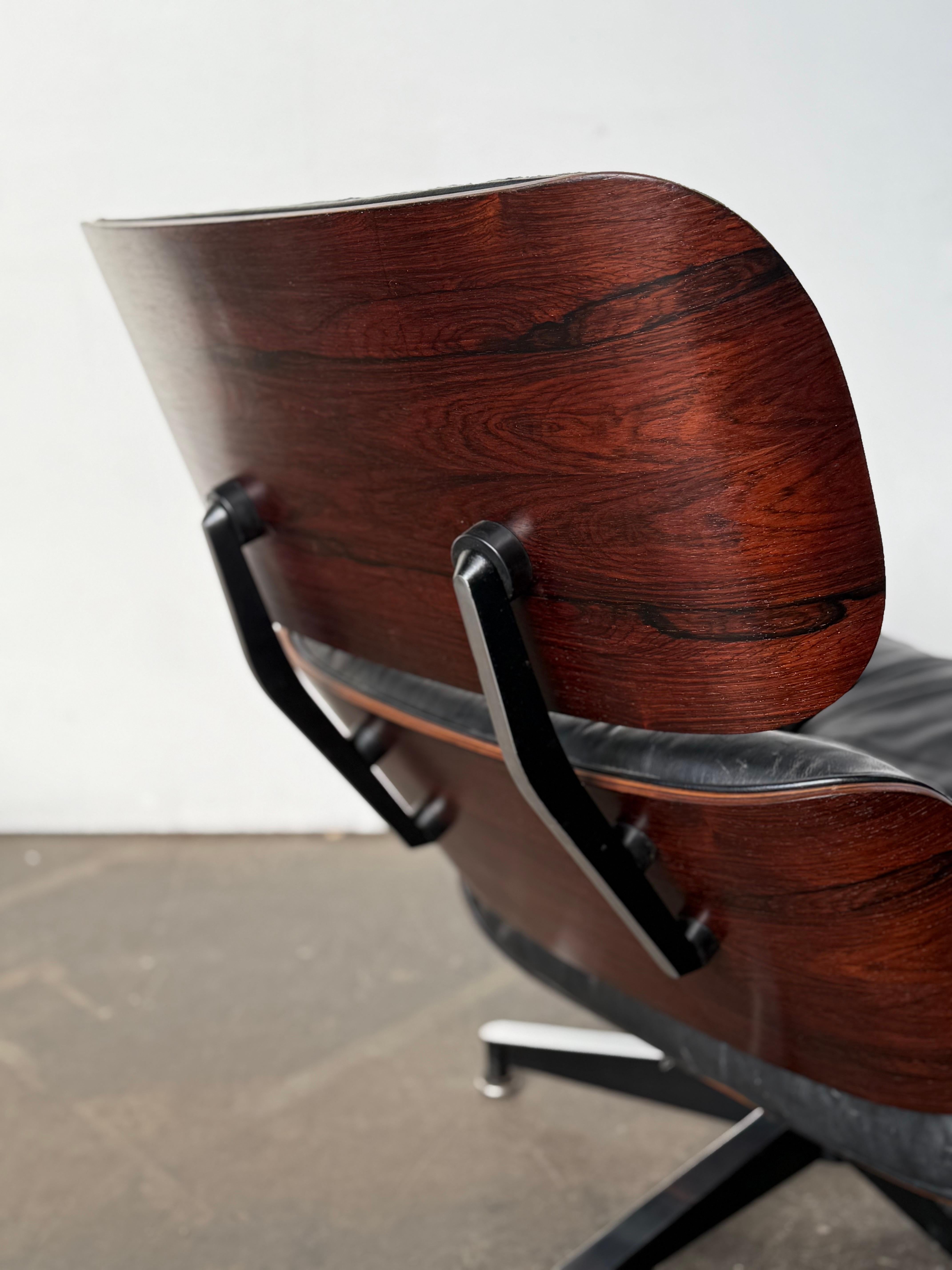1970er Original Herman Miller Eames Lounge Chair und Ottoman mit restauriertem Wood (Moderne der Mitte des Jahrhunderts) im Angebot