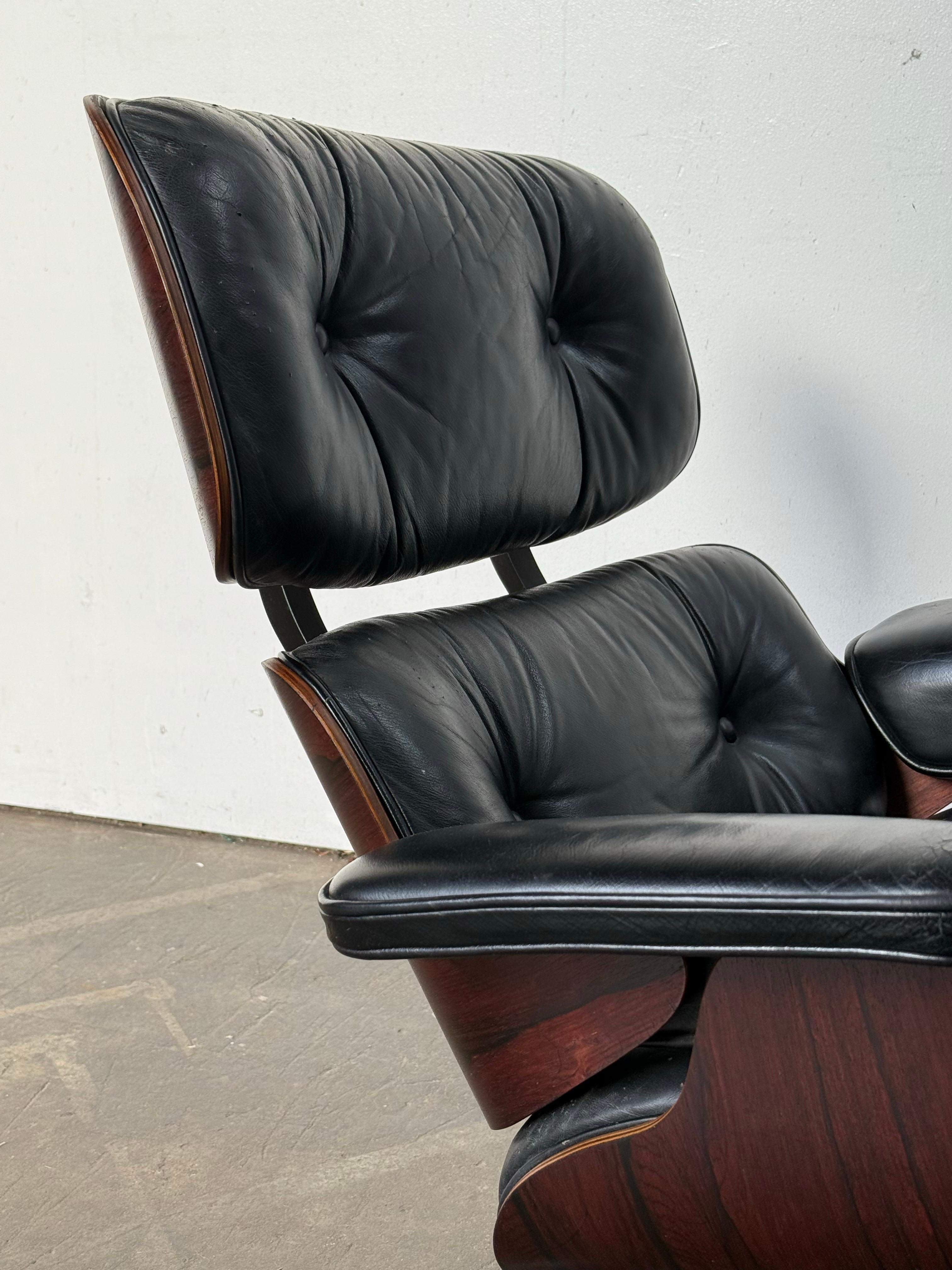 1970er Original Herman Miller Eames Lounge Chair und Ottoman mit restauriertem Wood im Zustand „Gut“ im Angebot in Brooklyn, NY