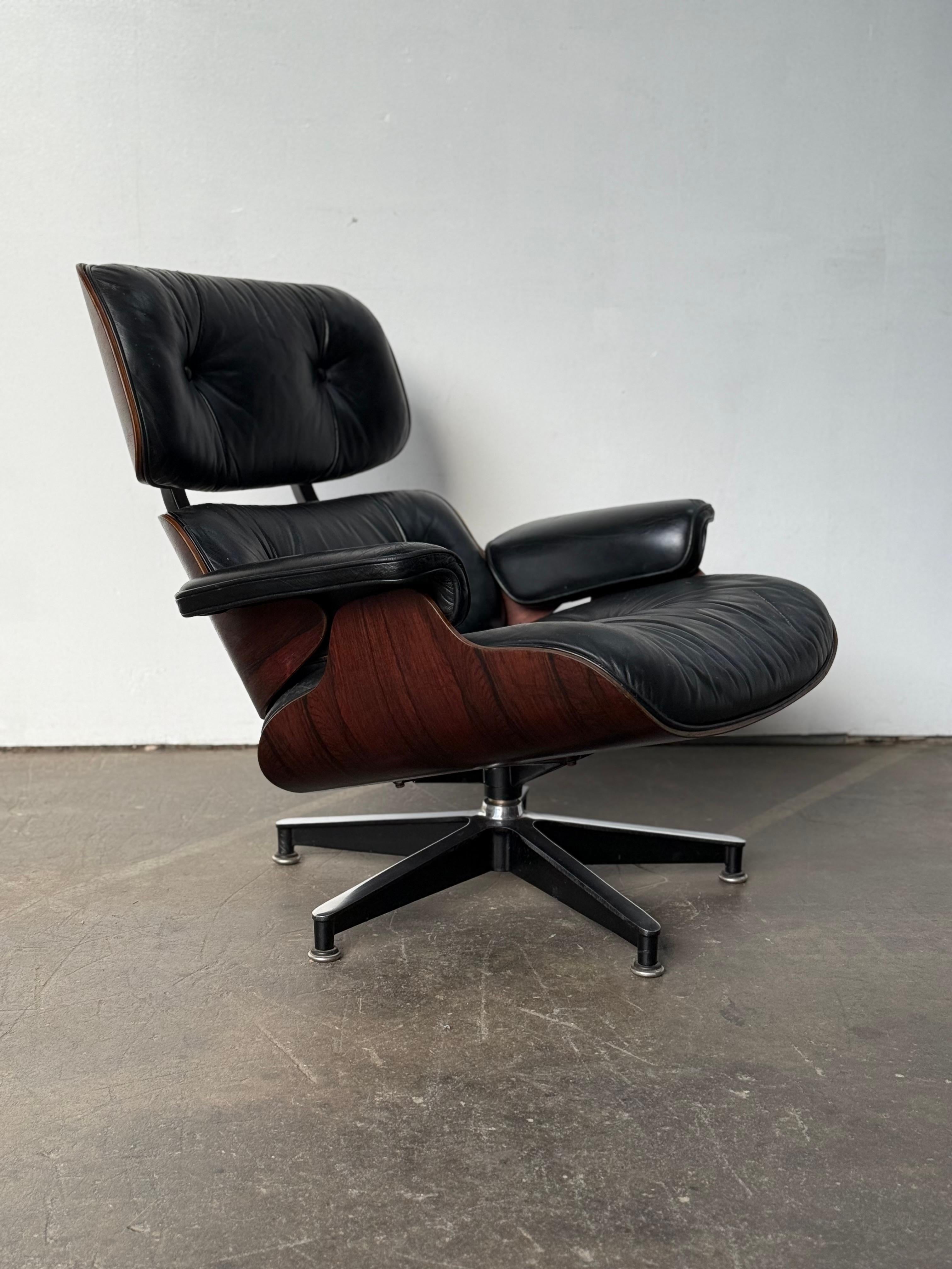 1970er Original Herman Miller Eames Lounge Chair und Ottoman mit restauriertem Wood (Aluminium) im Angebot