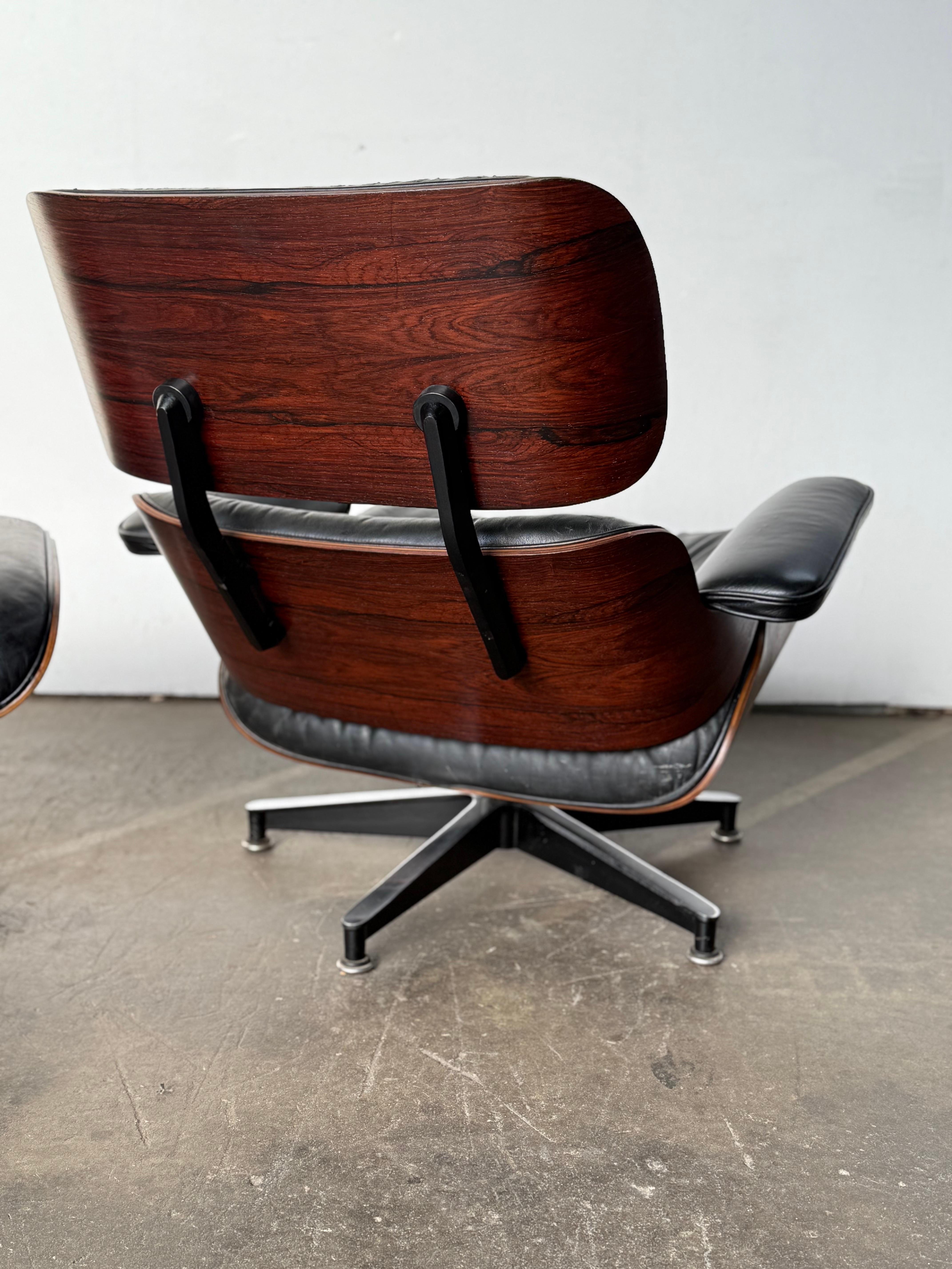 1970er Original Herman Miller Eames Lounge Chair und Ottoman mit restauriertem Wood im Angebot 1