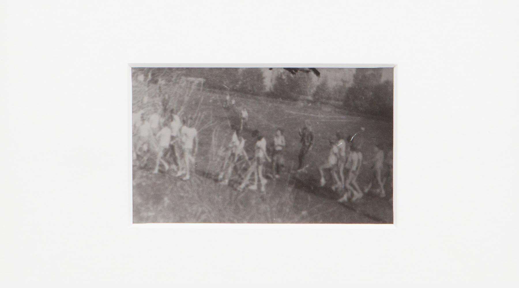 Original Miroslav Tichý s/w Fotografie von 1970. Einzigartiger Vintage-Gelatinesilberdruck. Inklusive schwarzem Holzrahmen in H 20,5 / B 25,5 cm. Dieses Motiv beschreibt Frauen, die während einer Gymnastikstunde im Park fotografiert