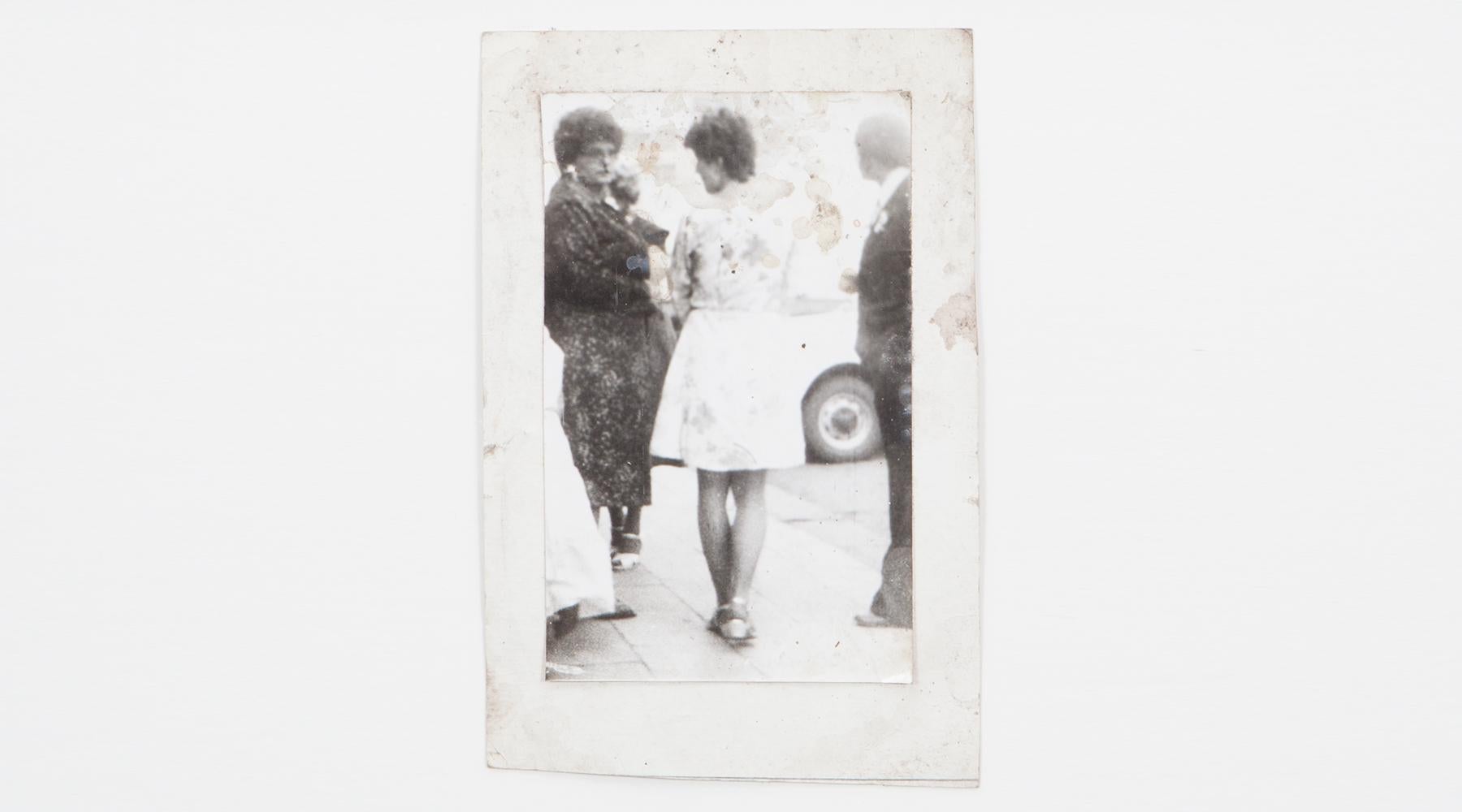 Original Miroslav Tichý s/w Fotografie von 1970. Einzigartiger Vintage-Gelatinesilberdruck. Inklusive schwarzem Holzrahmen in H 35,5 / B 26,5 cm. Das Bild zeigt eine Straßenszene, in deren Mittelpunkt zwei Frauen stehen.

Miroslav Tichý war ein