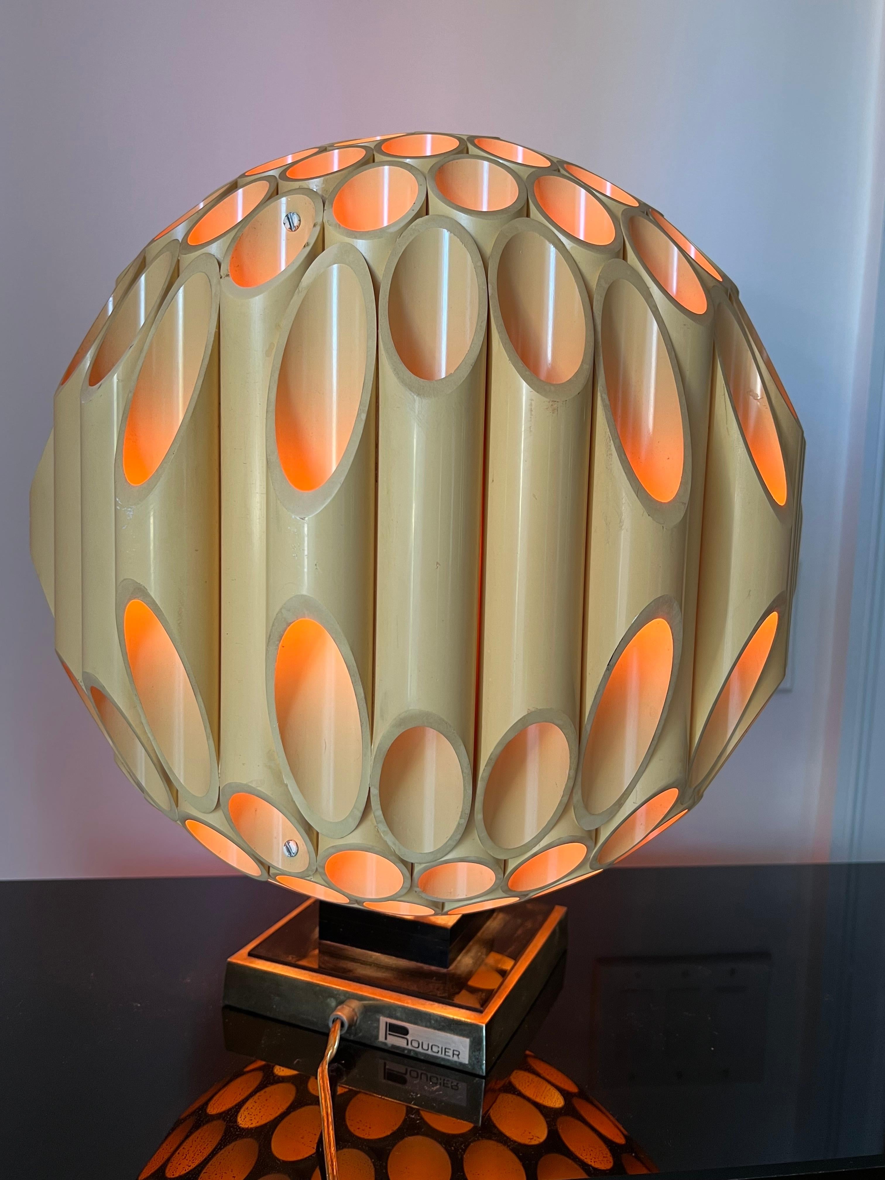 Lampe à tube sphérique originale Rougier des années 1970, numérotée #211, fabriquée le 19 mai 1982. Voir le Label sur le dessous de la lampe.
