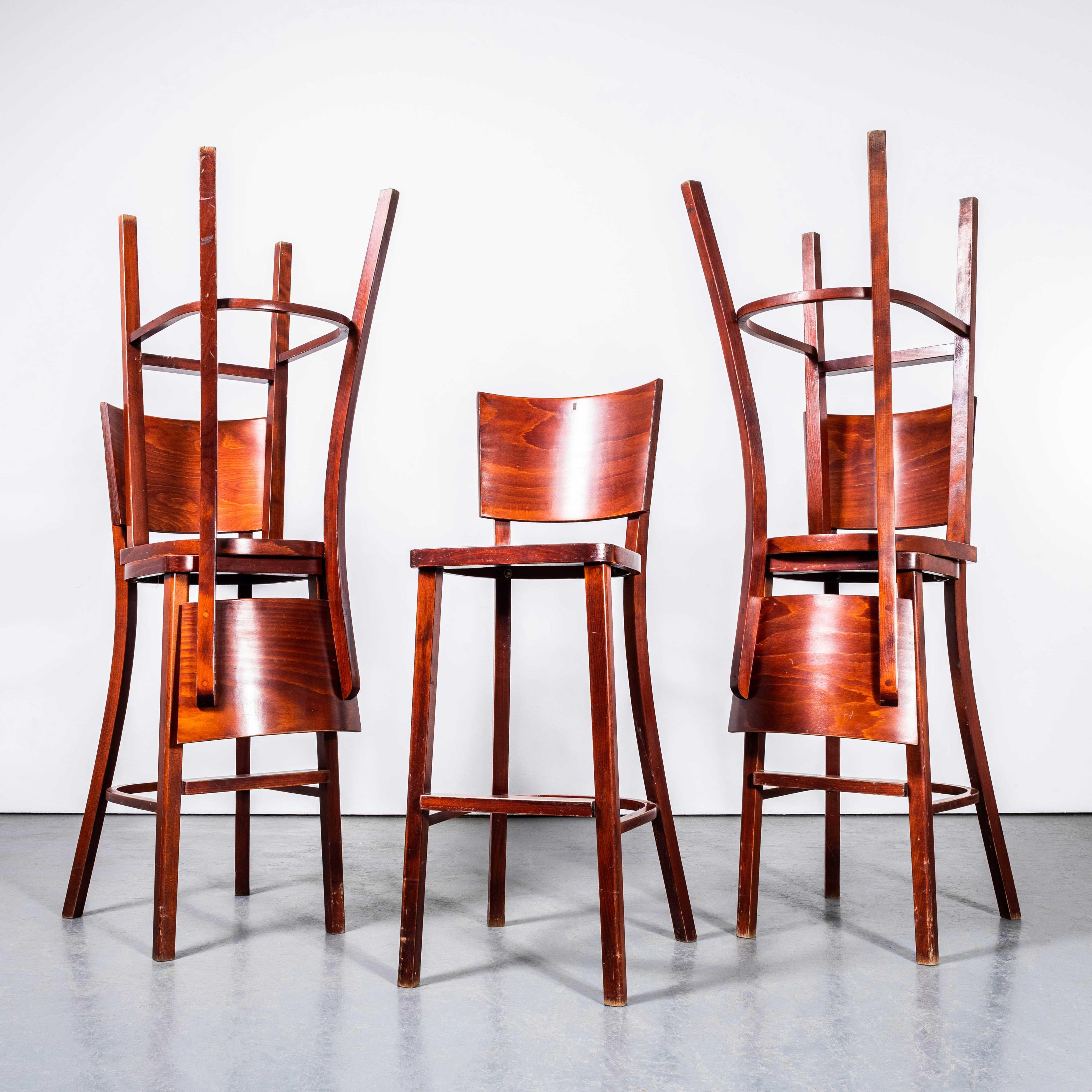 Sillas de bar de madera curvada con respaldo alto originales de los años 70 - Juego de cinco. 

Sillas de bar clásicas de madera curvada de buena calidad con un diseño de respaldo profundo típico de los años 70. Las sillas se fabricaron en Europa
