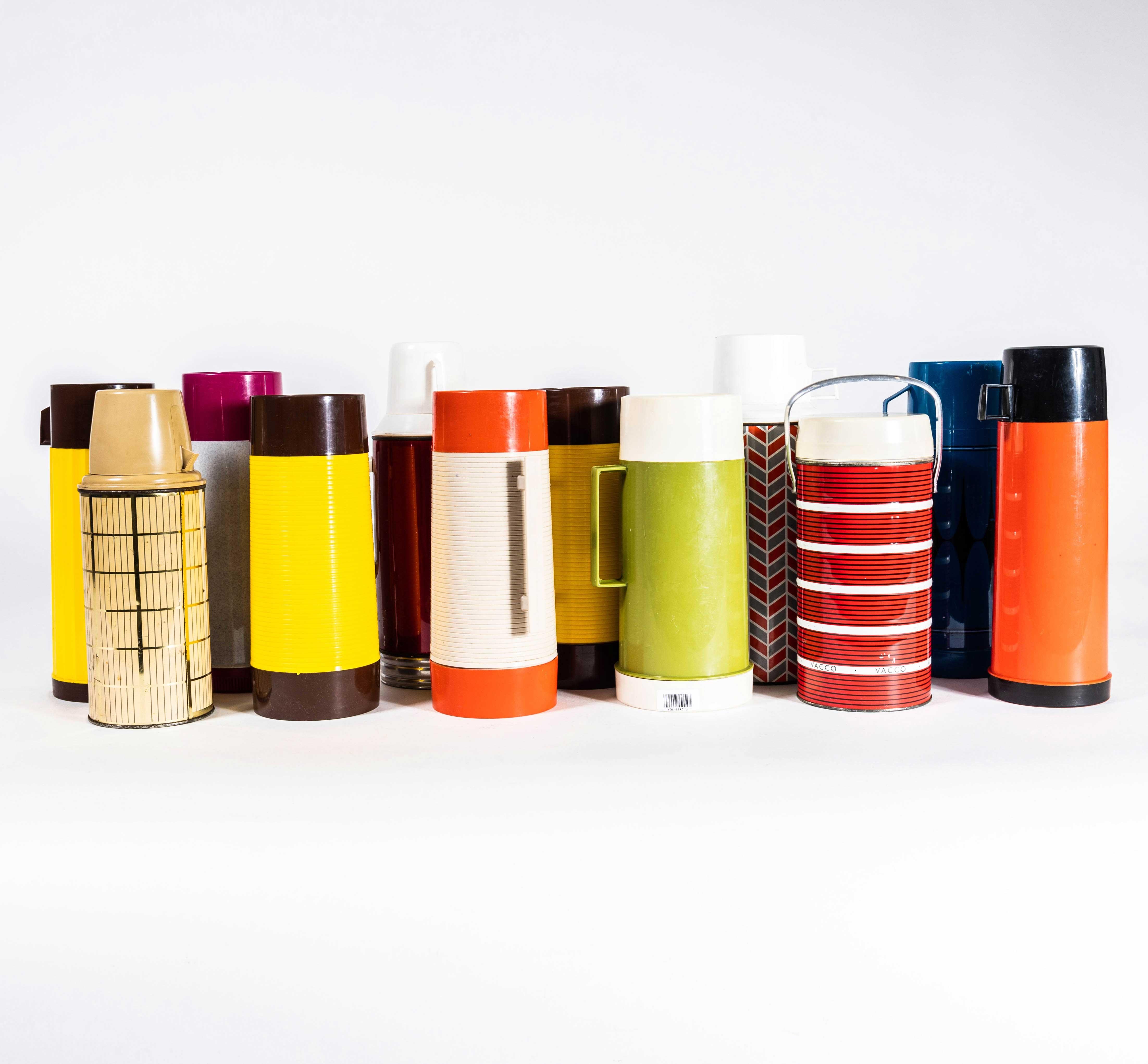 1970's Original Vintage Flasks Large Size. Vendus comme objets décoratifs. 

La plupart sont complets avec couvercles et capuchons. Tous les verres sont intacts. Ces flacons sont vendus comme des objets de cuisine décoratifs et non comme des flacons