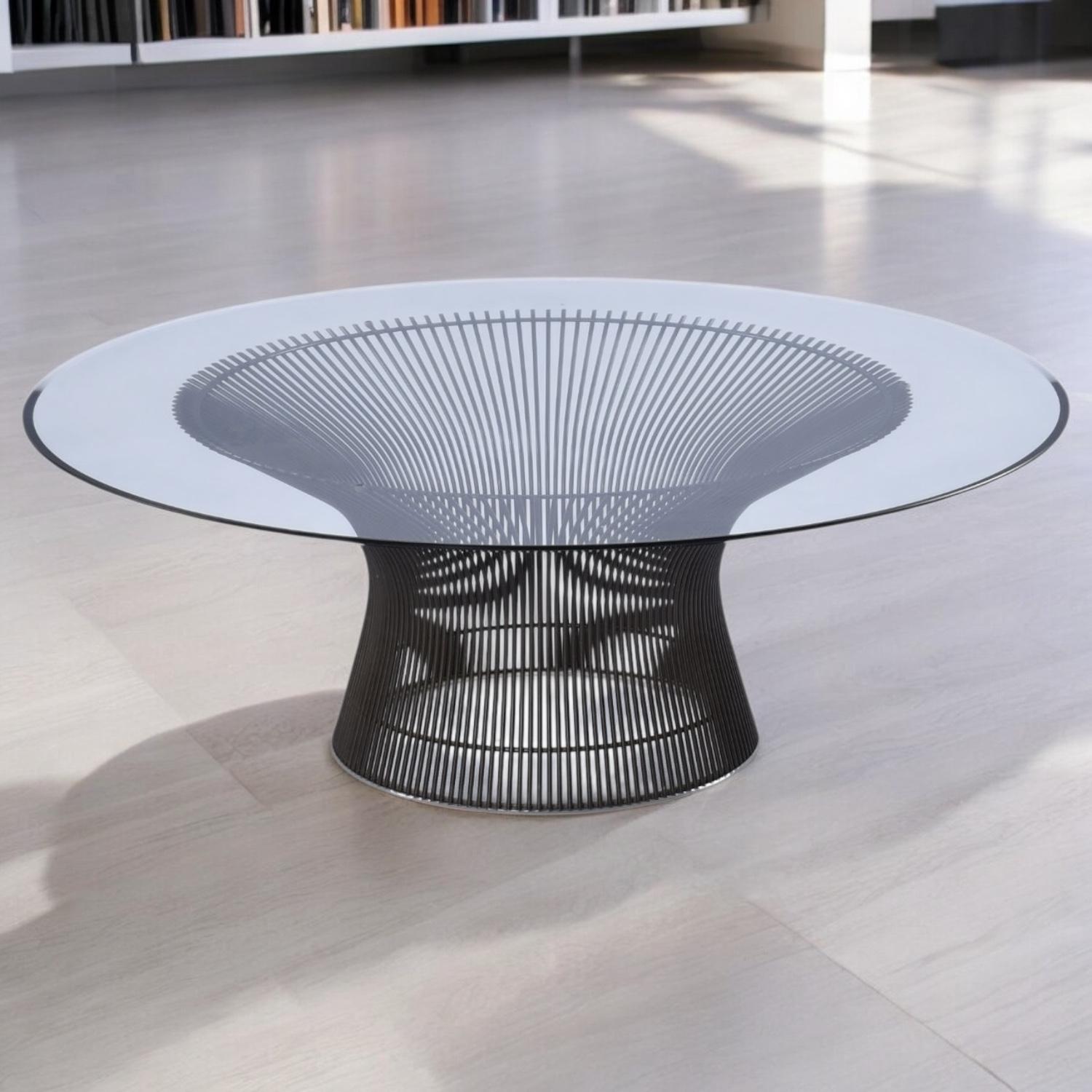 his Warren Platner coffee table—crafted in 1972 for Knoll—stands as an enduring emblem of sculptural American modernism. Platner’s iconic design, first introduced in 1966, gracefully blends structure and ornament: a bronze-toned wire‑rod base that
