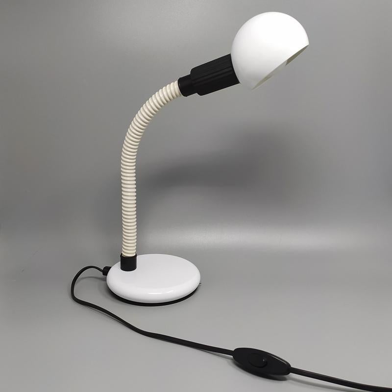 1970er Jahre Atemberaubende weiße Space-Age-Tischlampe. Hergestellt in Italien von Veneta Lumi.
Die Lampe funktioniert einwandfrei und ist in ausgezeichnetem Zustand. Ein wahres Werk der modernen Kunst.
Dimension
Durchmesser 5,51 x 15,74 H