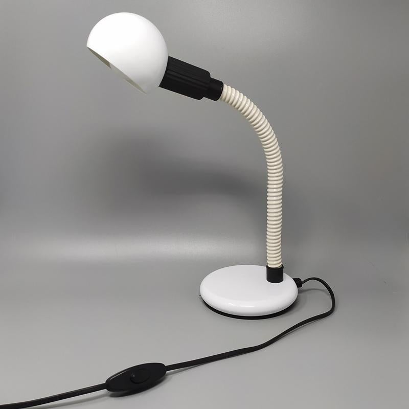 1970er Original weiße Tischlampe, hergestellt in Italien von Veneta Lumi (Moderne der Mitte des Jahrhunderts) im Angebot