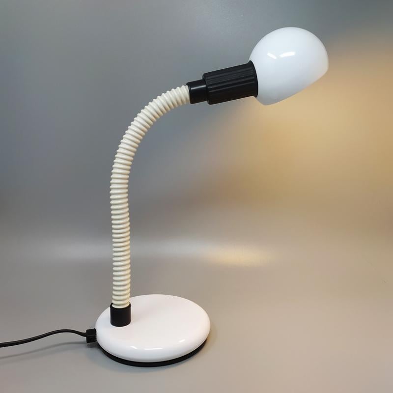 1970er Original weiße Tischlampe, hergestellt in Italien von Veneta Lumi (Italienisch) im Angebot