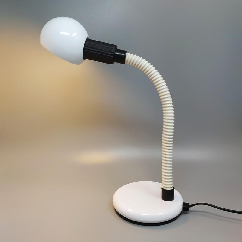 1970er Original weiße Tischlampe, hergestellt in Italien von Veneta Lumi im Zustand „Hervorragend“ im Angebot in Milano, IT
