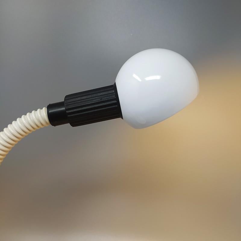 1970er Original weiße Tischlampe, hergestellt in Italien von Veneta Lumi (Ende des 20. Jahrhunderts) im Angebot