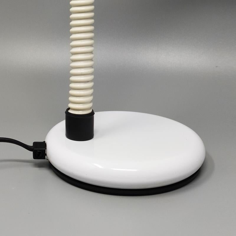 1970er Original weiße Tischlampe, hergestellt in Italien von Veneta Lumi (Metall) im Angebot