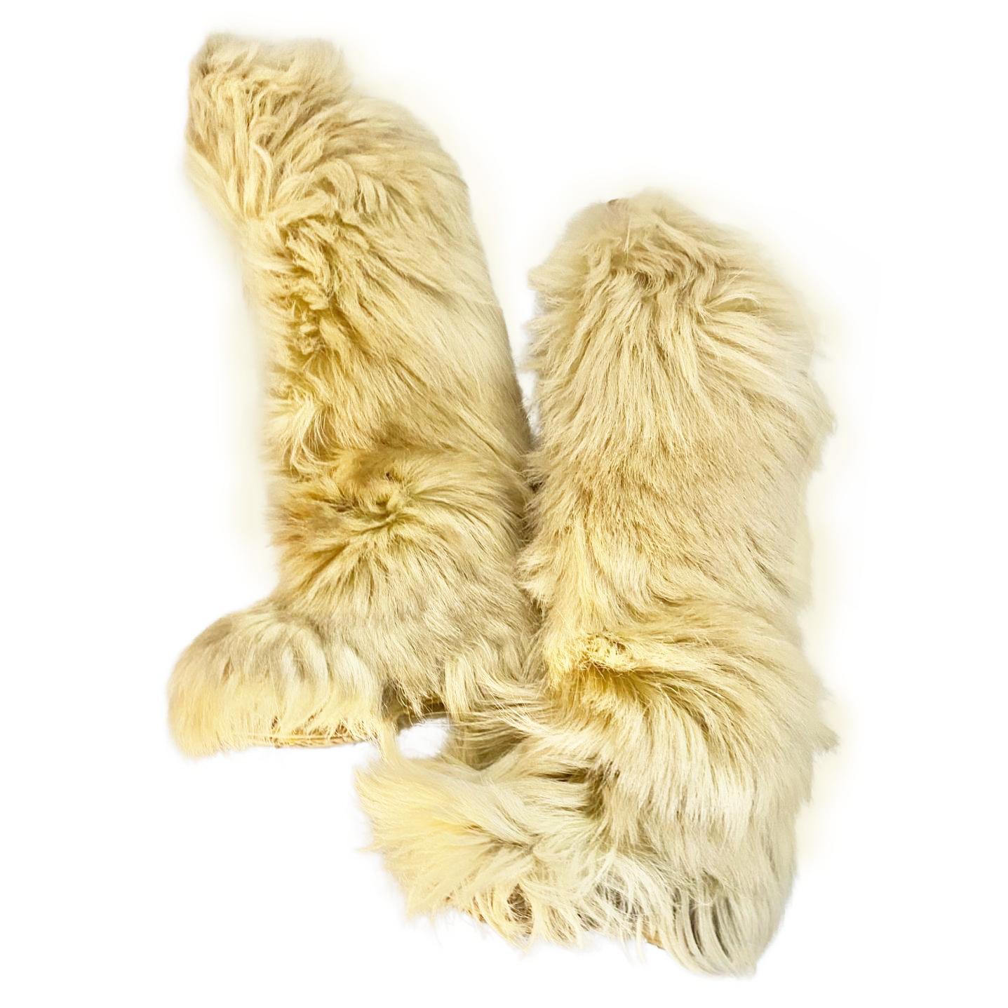 Botas de piel afganas Yeti vintage Ortles Made in Italy, largo por encima de la rodilla, forro de piel, suela de goma beige, cierre con tirador

TALLA: 37 IT- 4 UK 
Altura de la plataforma: 2 pulg.

Estado: Años 70, muy bueno, imágenes fieles al