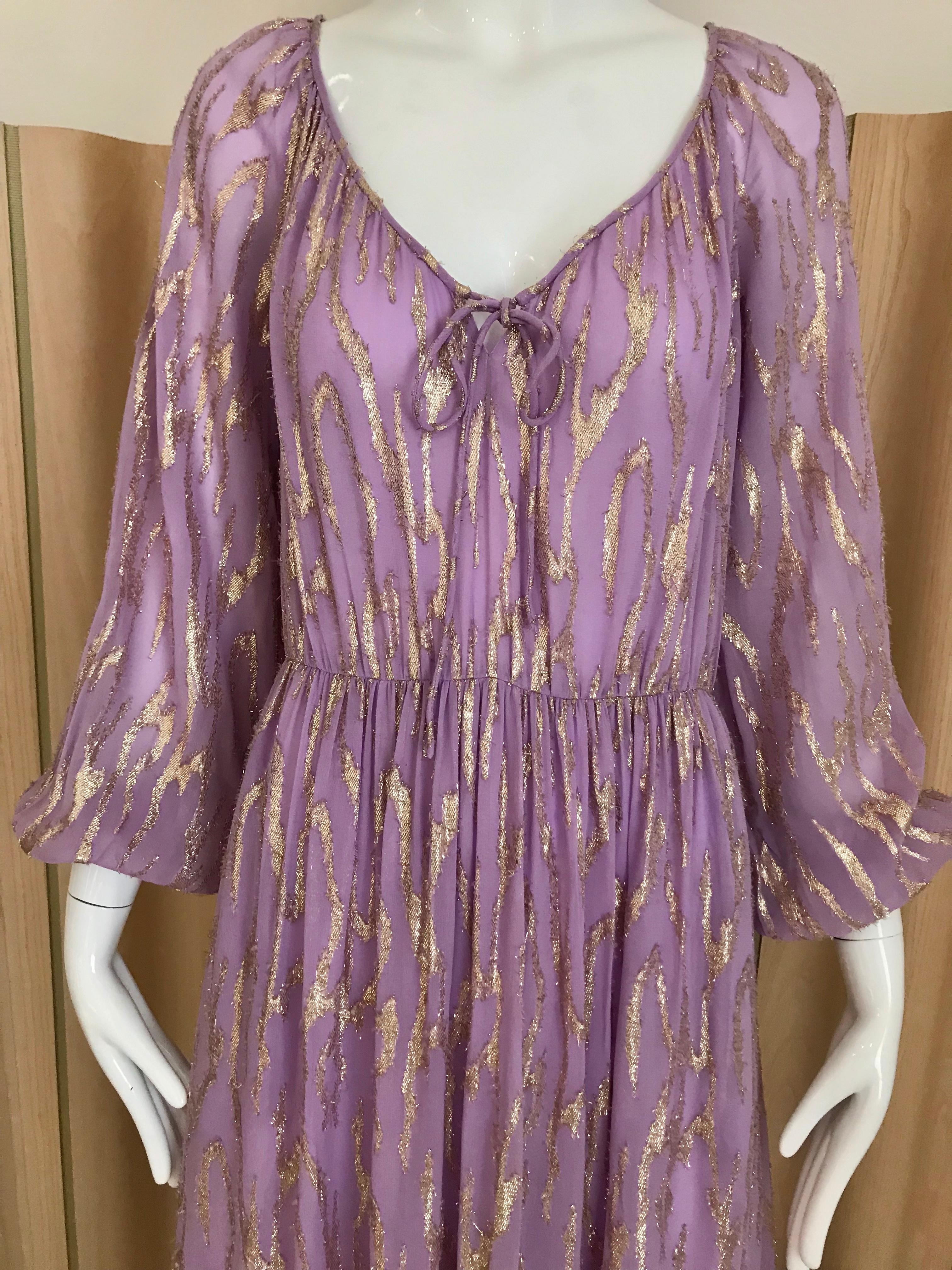 Vintage 70s Oscar de la rent a purple lavender long sleeve dress with gold metallic sheen.
Bust: 40 inches/ waist 28 inches/ Dress length: 56 inches/ sleeve length: 25 inches
**belt sold separately