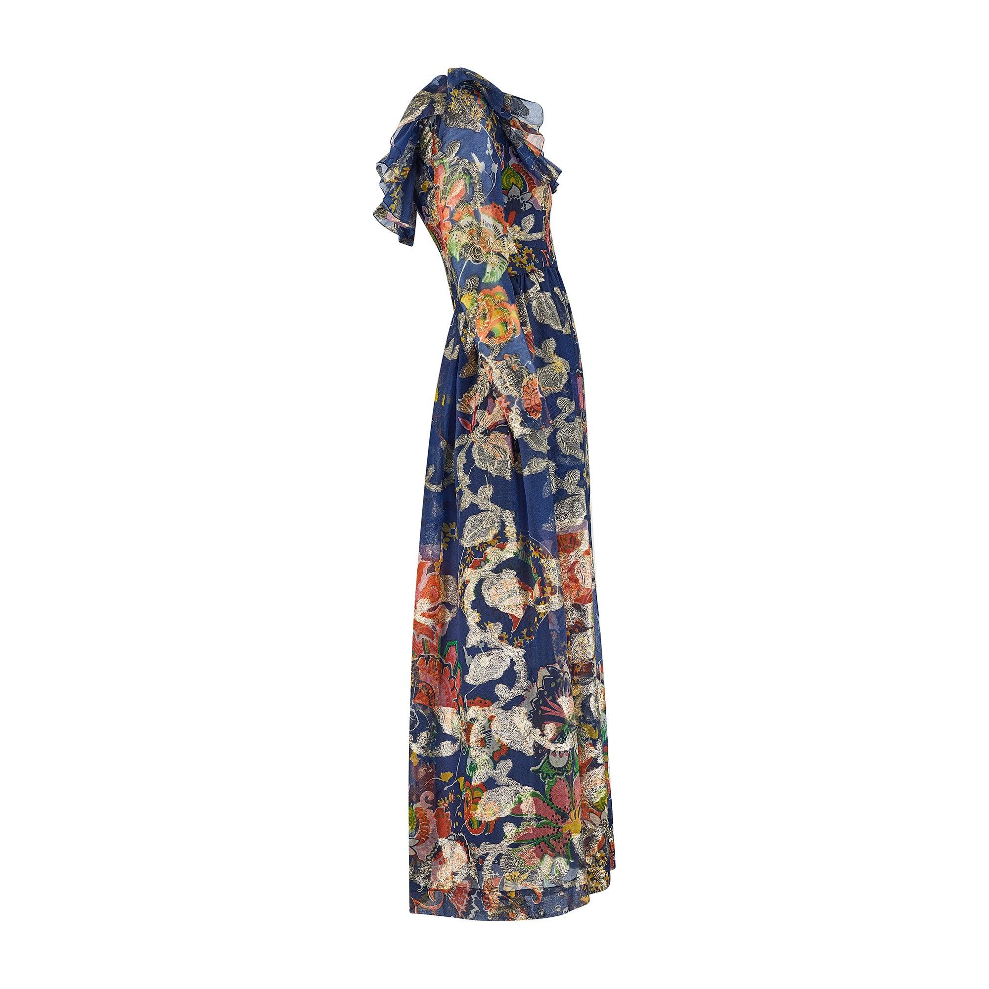 Cette incroyable robe longue boiteuse a été créée par Oscar de la Renta vers 1968-1971.  Nous avons ajouté une photo d'une robe très similaire d'Oscar de la Renta prise par David Bailey pour le numéro de septembre 1971 de Vogue. En 1972, le monde de
