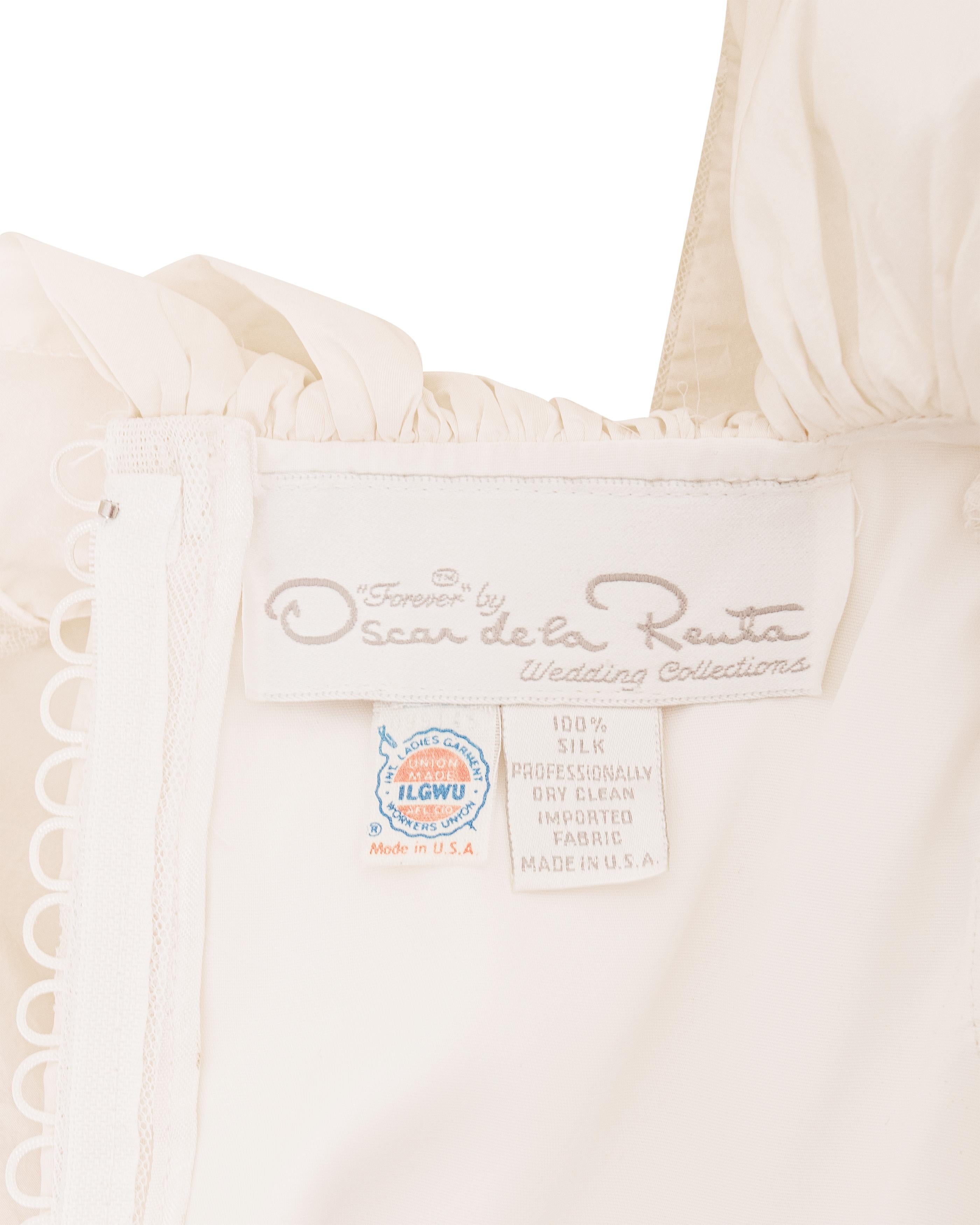 Oscar de la Renta Robe blanche à épaules dénudées et à volants en soie avec longue traîne des années 1970 en vente 5