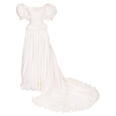 Oscar de la Renta Robe blanche à épaules dénudées et à volants en soie avec longue traîne des années 1970