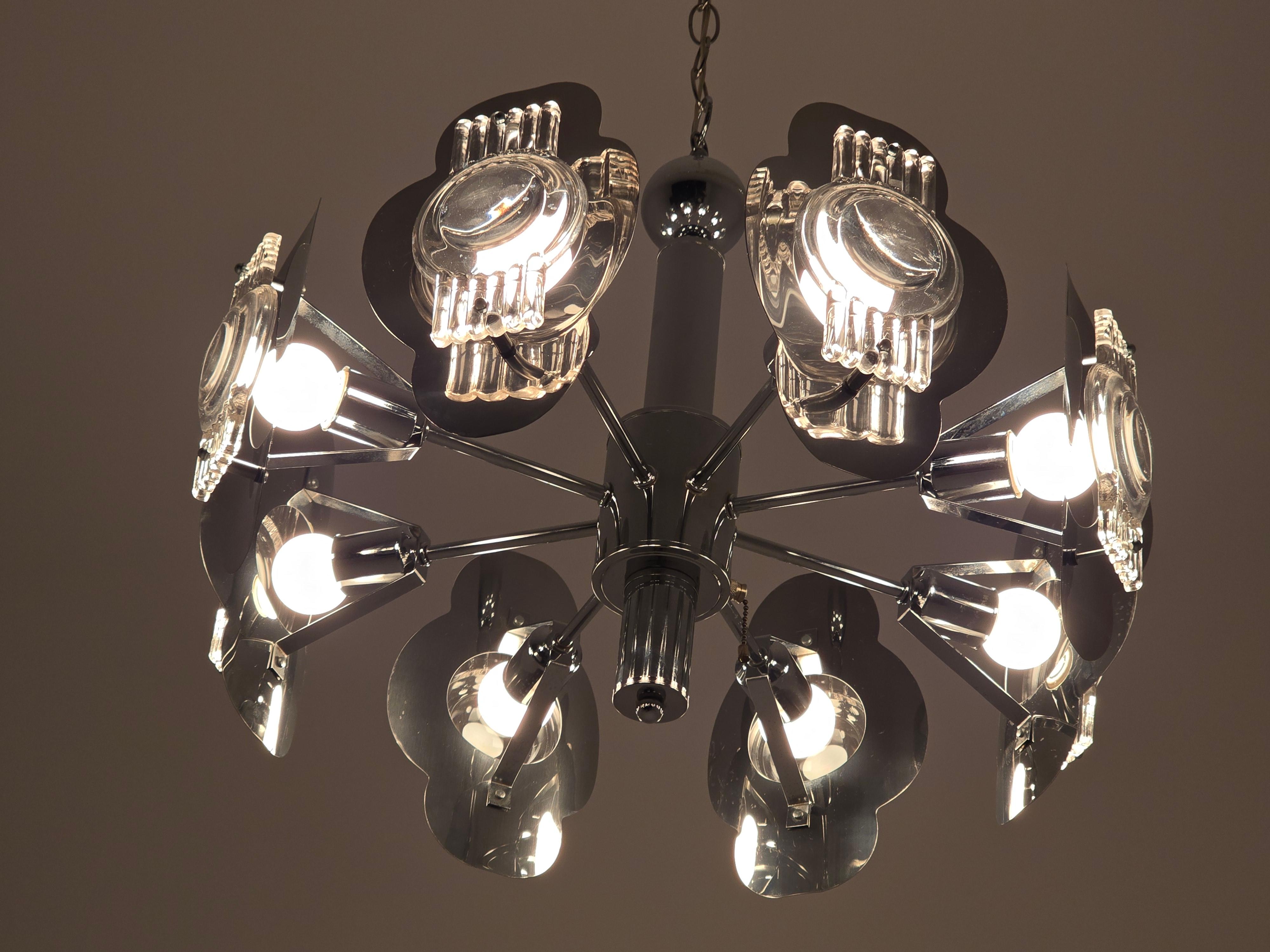 In Anlehnung an Oscar Torlasco .

Chrom-Kronleuchter mit dicker Glaslinse .

Gut gemachte solide Konstruktion.  

Enthalten 8 E26 / E27 Keramik-Fassung bei 60 Watt. 

Die tatsächliche Kettenlänge beträgt 31 Zoll bei einem Gesamtfall von 49 Zoll.
