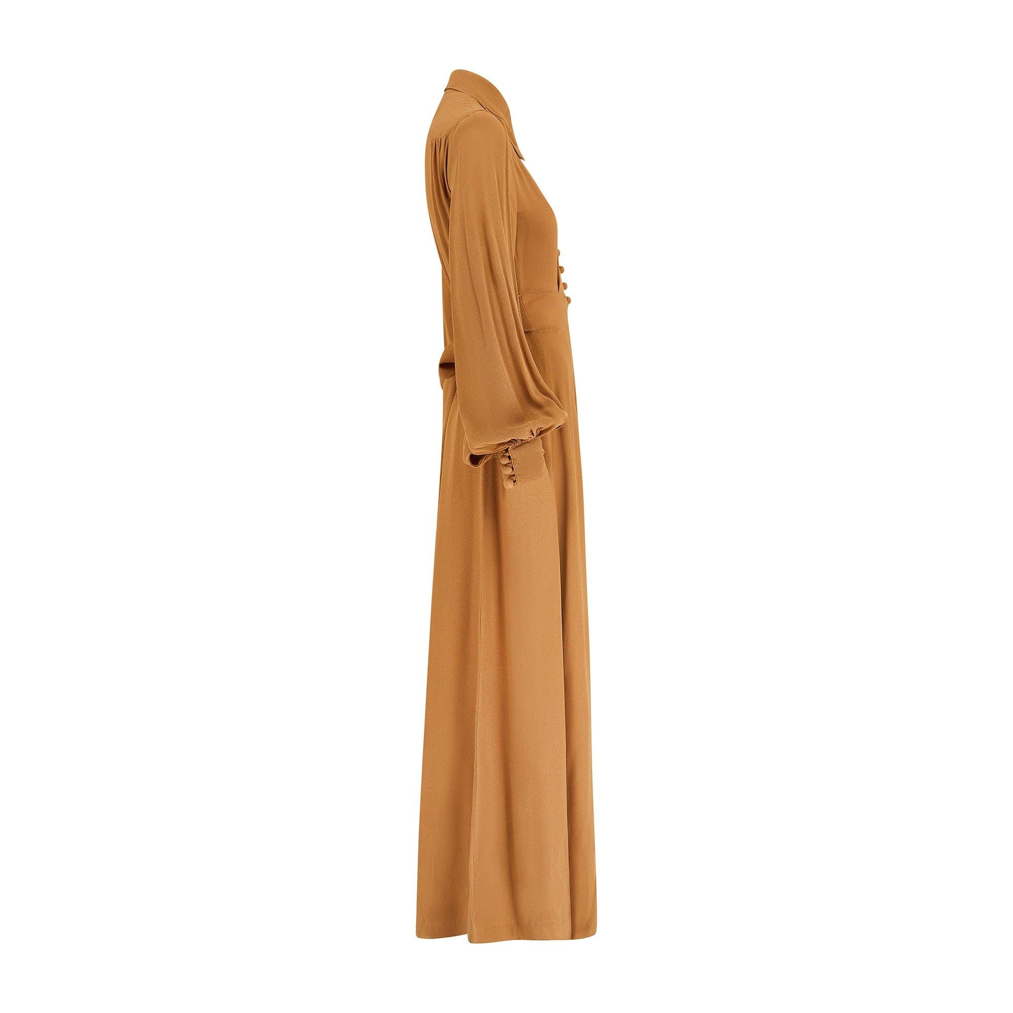 Este maxivestido Ossie Clark for Radley de los años 70 es de un inusual color tostado o caramelo.  Después de que la boutique principal del diseñador se enfrentara a dificultades financieras, la empresa fue adquirida por Radley en 1967. Radley