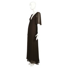 Vestido de noche de gasa marrón oscuro de Ossie Clark de los años 70, con corte imperio