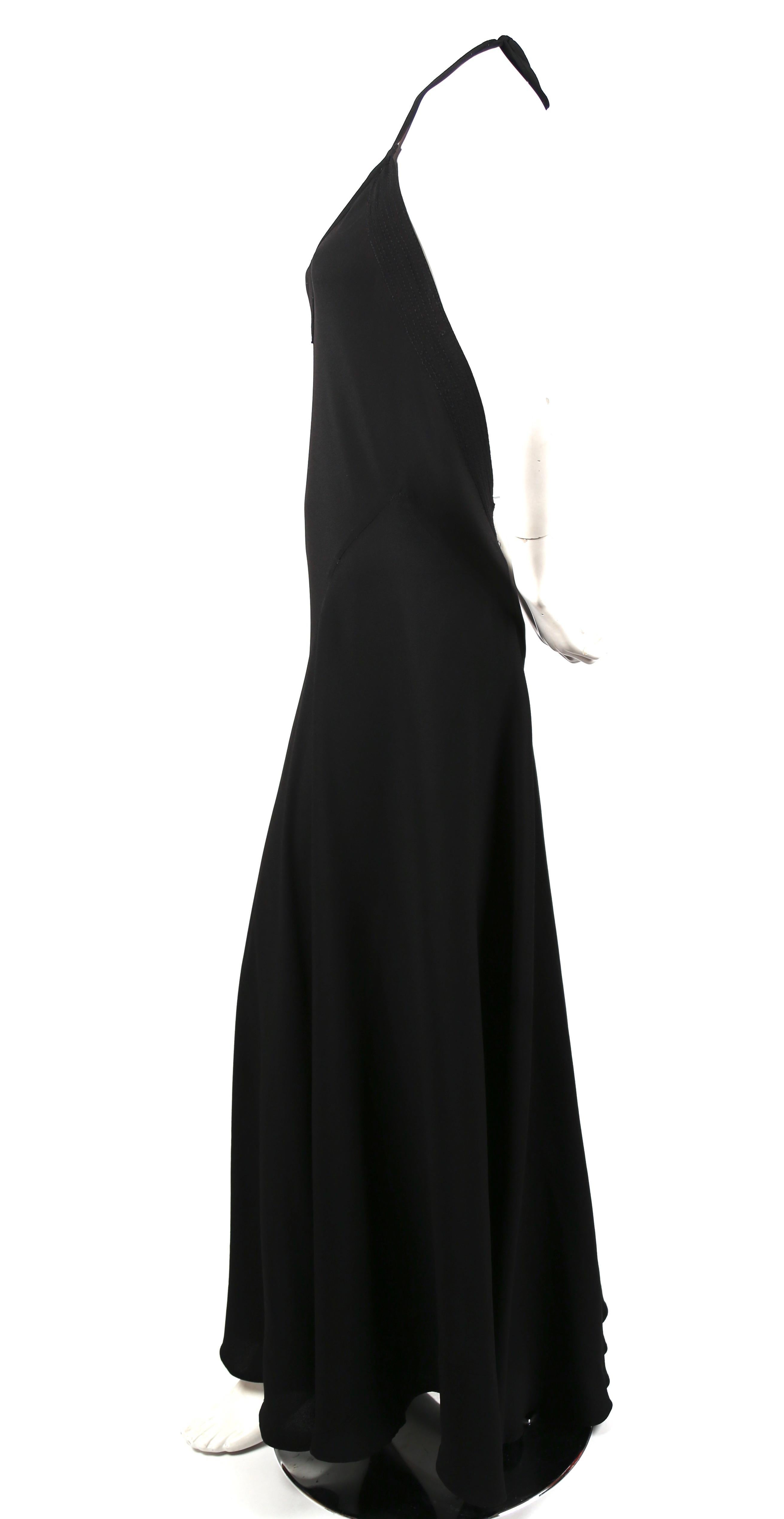 Robe longue noire, en crêpe mousse, coupée en biais, avec devant et dos en V profond, de Ossie Clark pour Quorum, telle que vue sur Thandie Newton pour la première de 