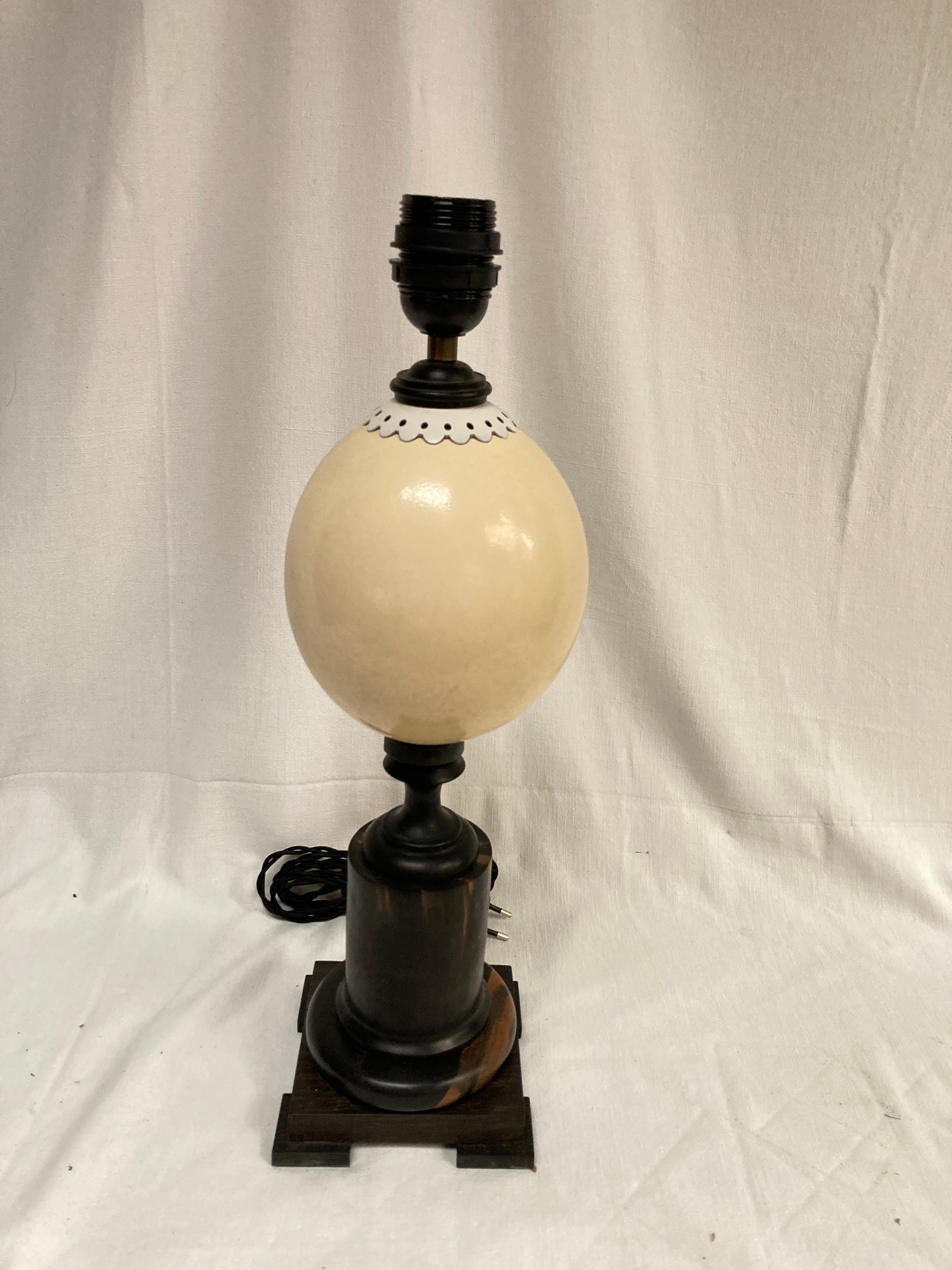 Lampe à poser en bois exotique et œuf d'autruche de 197à
Excellent état
Dimensions données sans ombre
Pas d'abat-jour inclus
