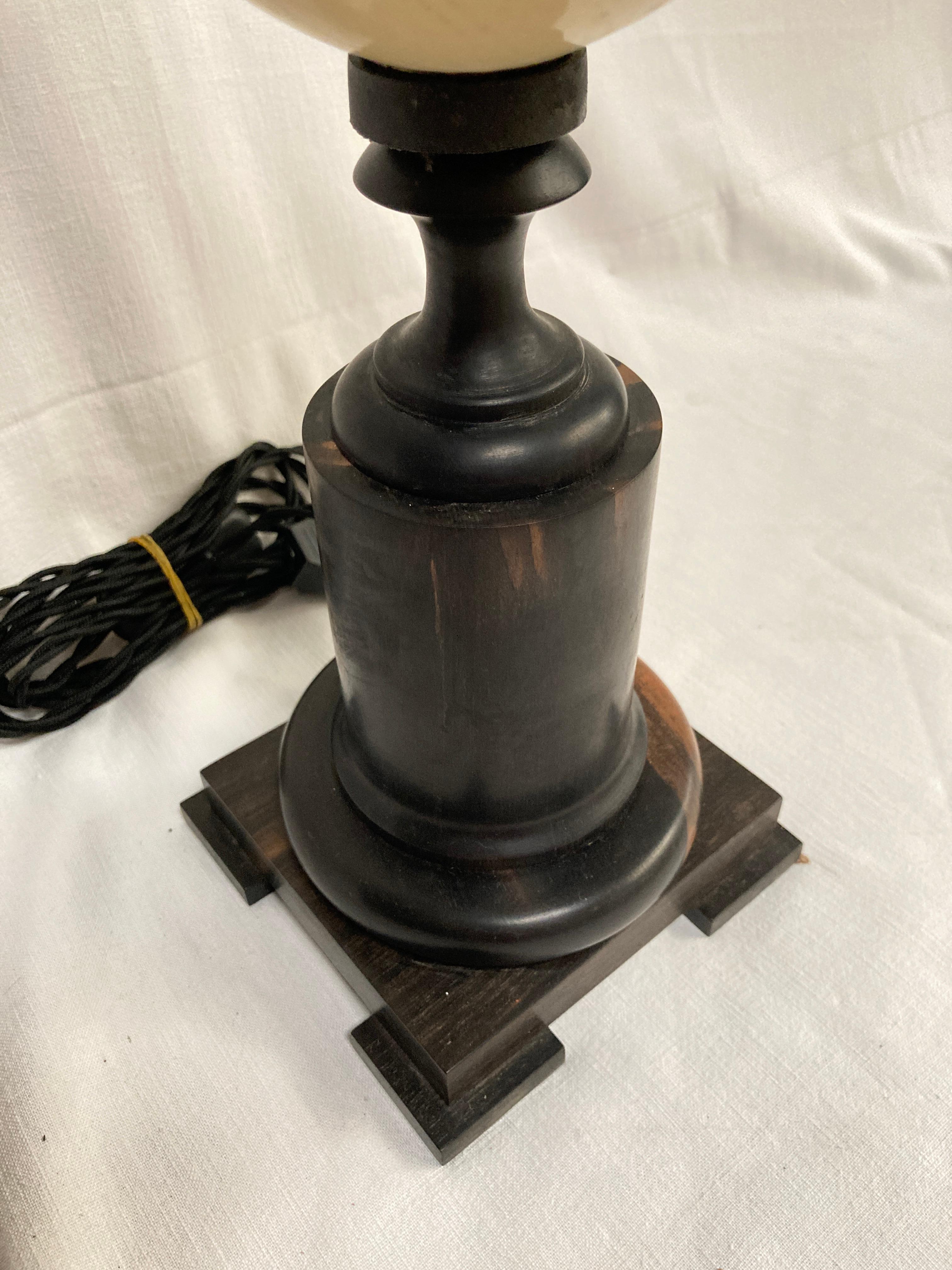 Français Lampe de table en forme d'œuf d'autruche des années 1970 attribuée à la Maison Jansen en vente