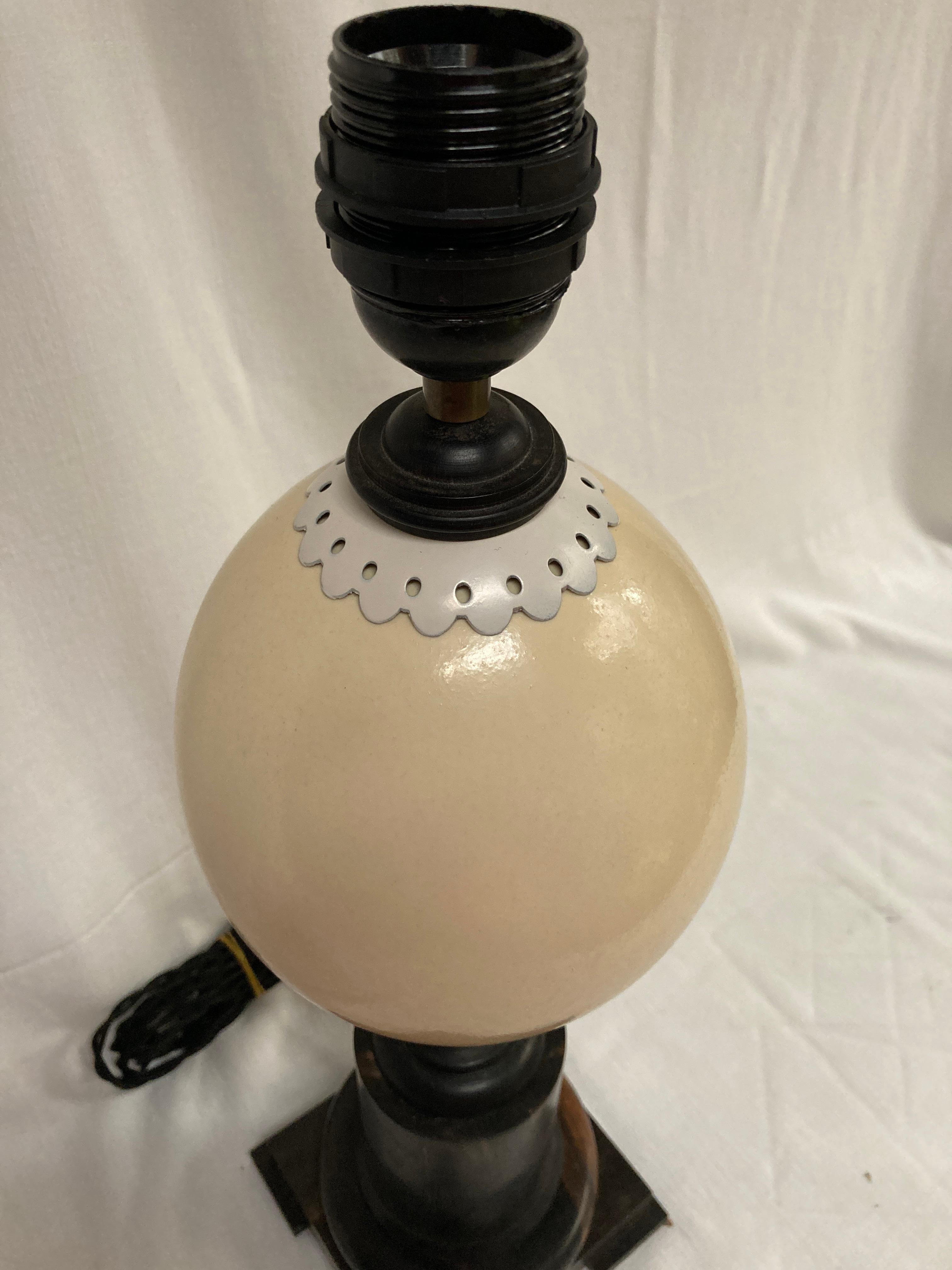 Lampe de table en forme d'œuf d'autruche des années 1970 attribuée à la Maison Jansen Bon état - En vente à Bois-Colombes, FR