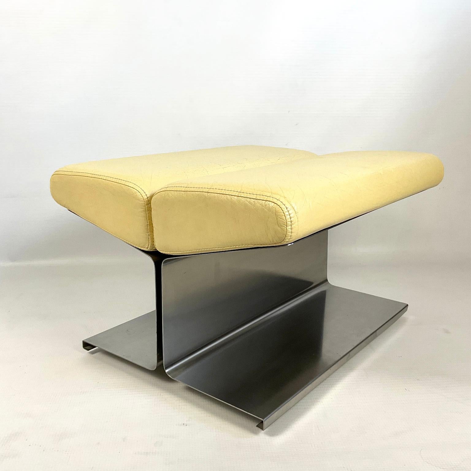 A rare model of the ottoman or footrest from the 70s in brushed stainless steel by Paul Geoffroy, very little produced by the Uginox factory.
His works are in the same spirit as creators like Maria Pergay, Michel Boyer, Jacques Charpentier,