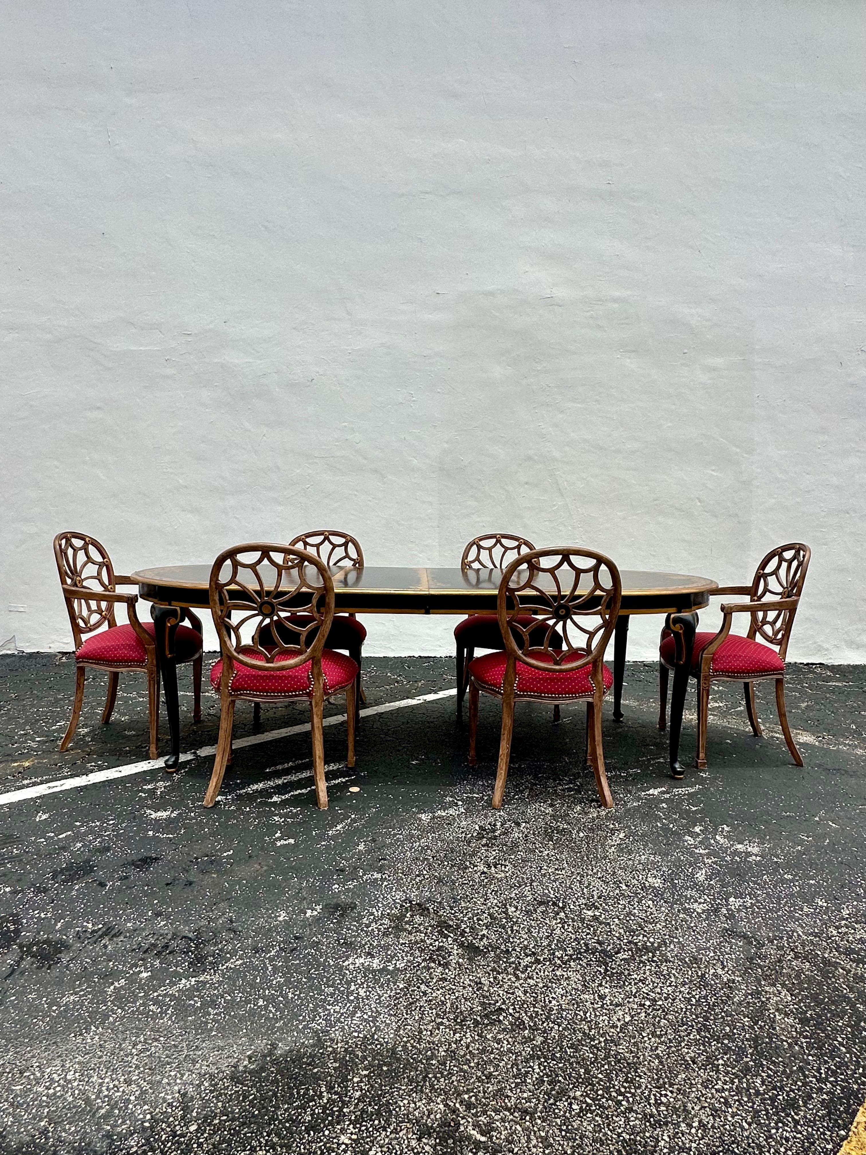 Versetzen Sie sich zurück in die elegante und raffinierte Zeit der 1970er Jahre. Das äußerst seltene Set strahlt einen Hauch von Luxus und Raffinesse aus. Das Design ist durchgängig herausragend. Das luxuriöse Esstischset ist ein Statement, das
