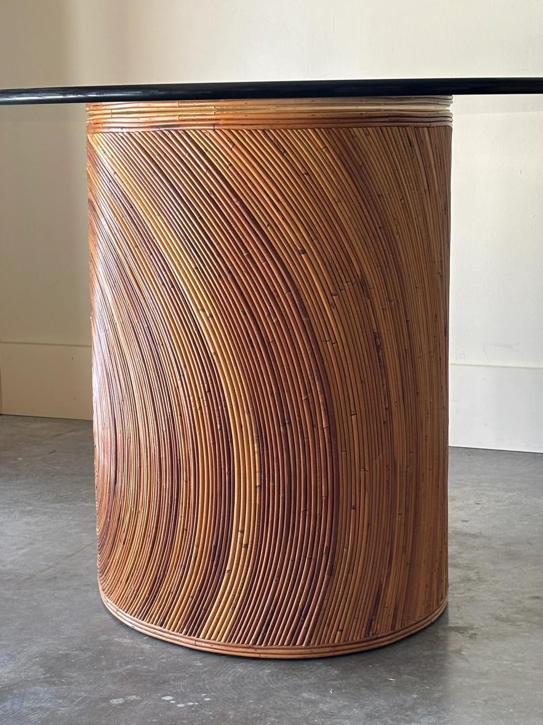 Mid-Century Modern 1970 Table de salle à manger ovale en roseau avec plateau en verre ovale en vente