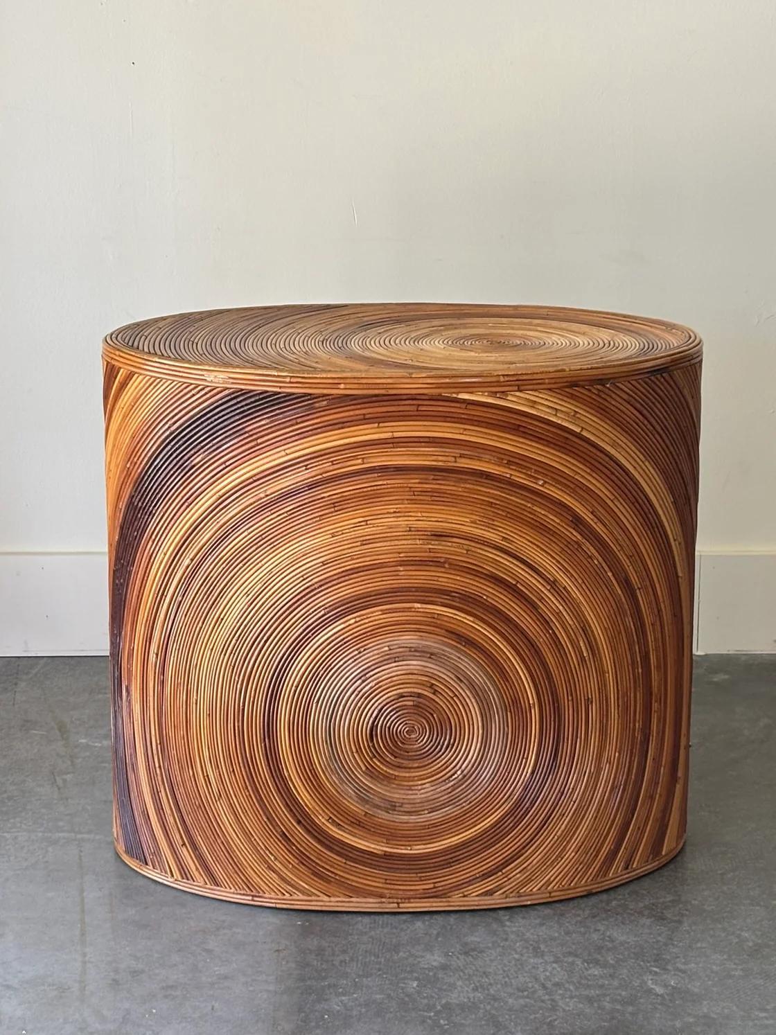 Nord-américain 1970 Table de salle à manger ovale en roseau avec plateau en verre ovale en vente