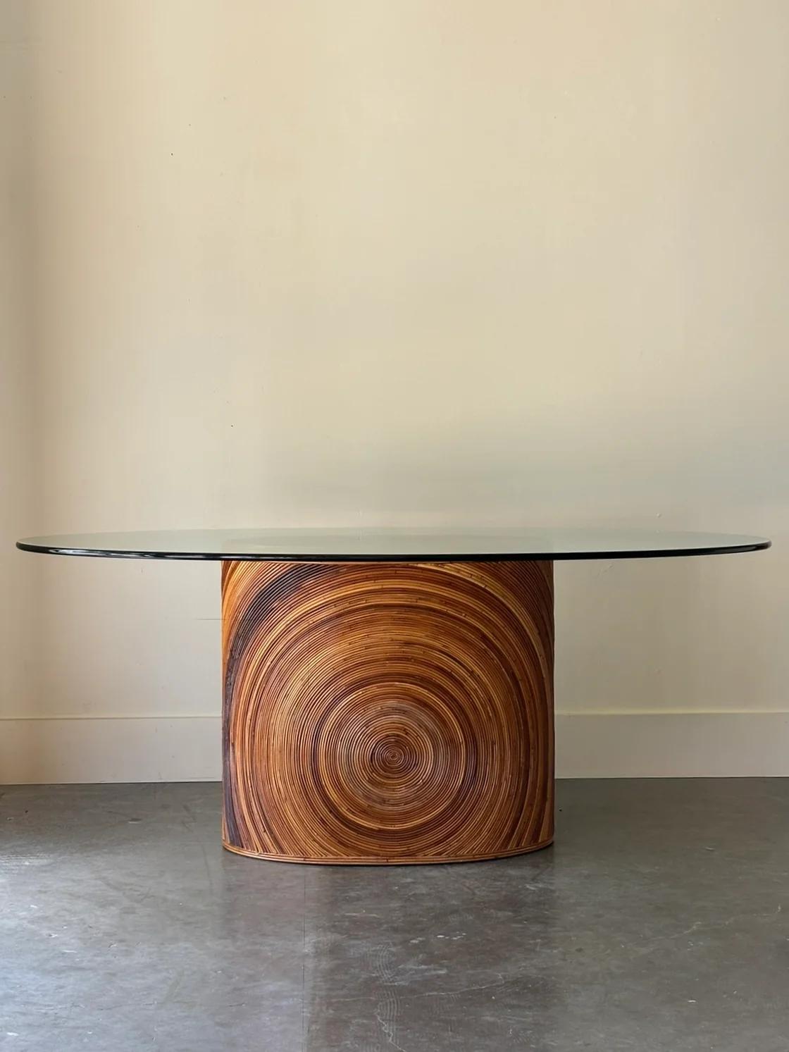 1970 Table de salle à manger ovale en roseau avec plateau en verre ovale Bon état - En vente à Sarasota, FL