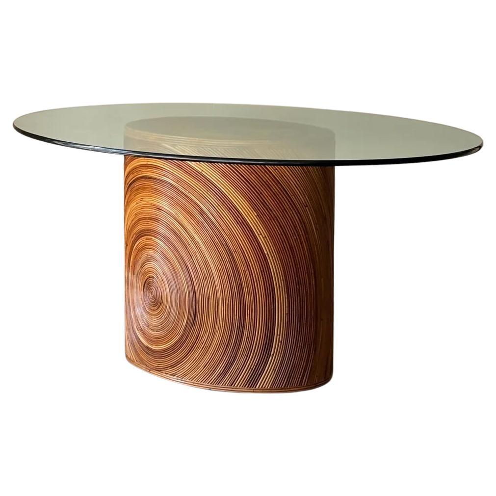 1970 Table de salle à manger ovale en roseau avec plateau en verre ovale