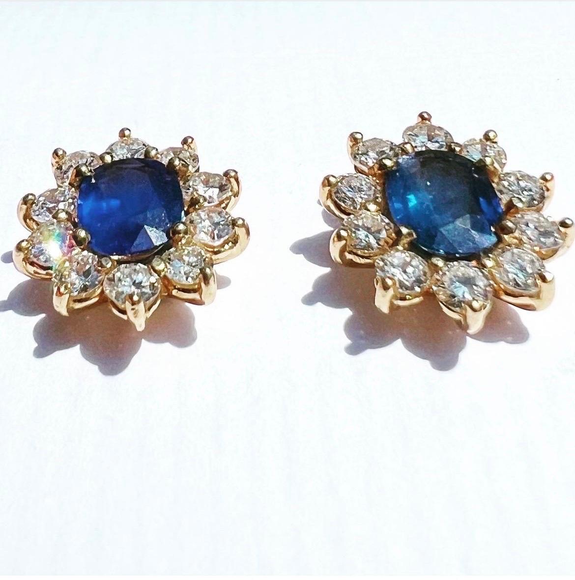 Retro 1970s Oval Sapphire Diamonds 18k Yellow Gold Cluster Stud Earrings For Sale