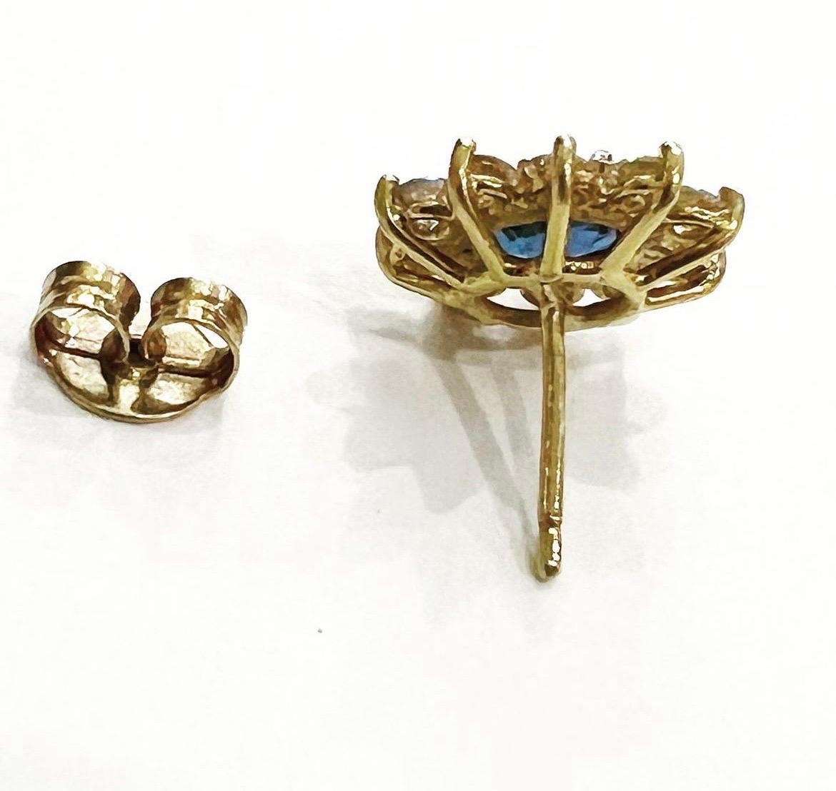 Taille brillant 1970 Boucles d'oreilles en or jaune 18k avec saphir ovale et diamants en vente