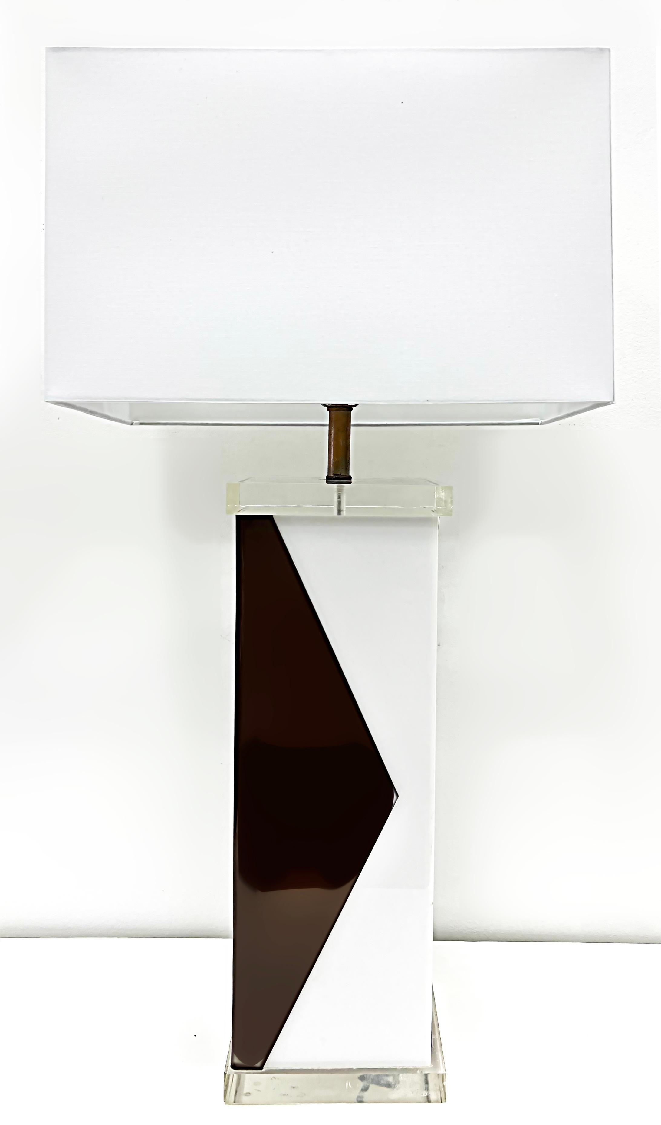 1970s Overscale Geometric Lucite and Acrylic Lamp In Good Condition For Sale In Miami, FL