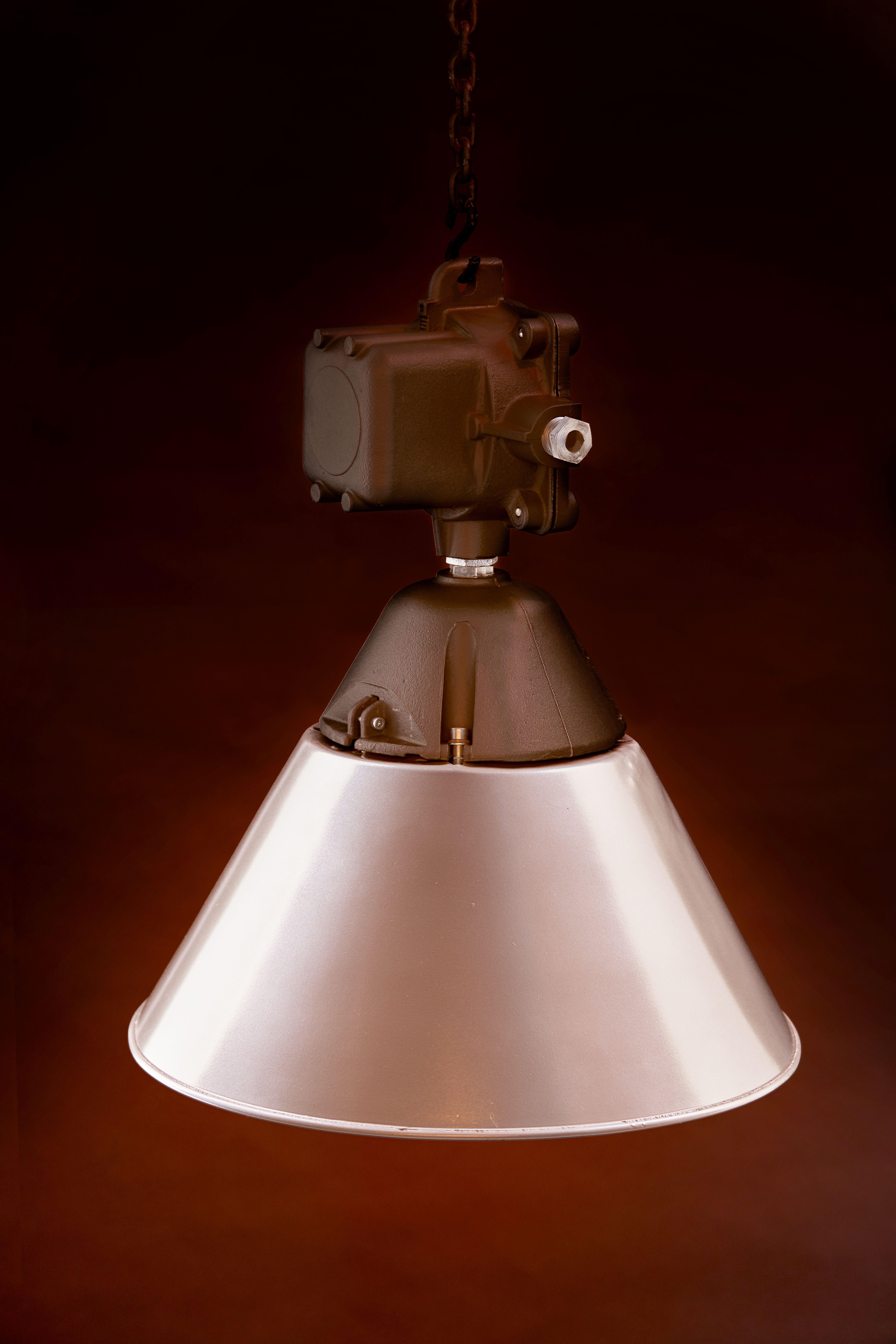 Primary use:
The lamp type OMP-125 was designed to illuminate factory and industrial premises where there was a risk of gas and steam explosions. Its construction ensured protection against dust and water.
Manufacturer: ZAOS Zaklady Sprzetu