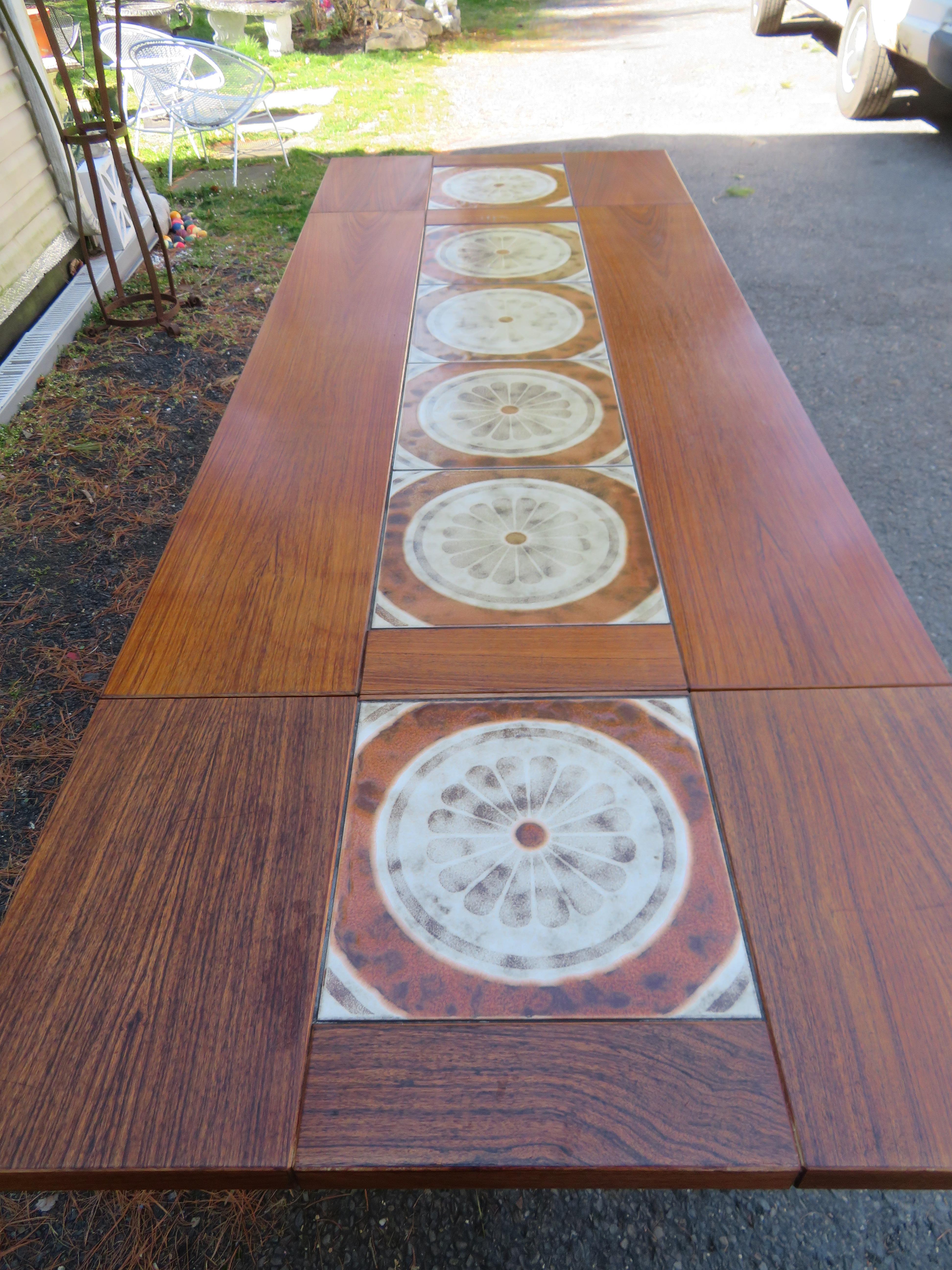 Sensationnelle table de salle à manger moderne Scandinavian avec un beau placage de bois de rose et des carreaux de céramique au design abstrait insérés dans Ox Art.  Base de style tréteau et deux feuilles amovibles de 17,5