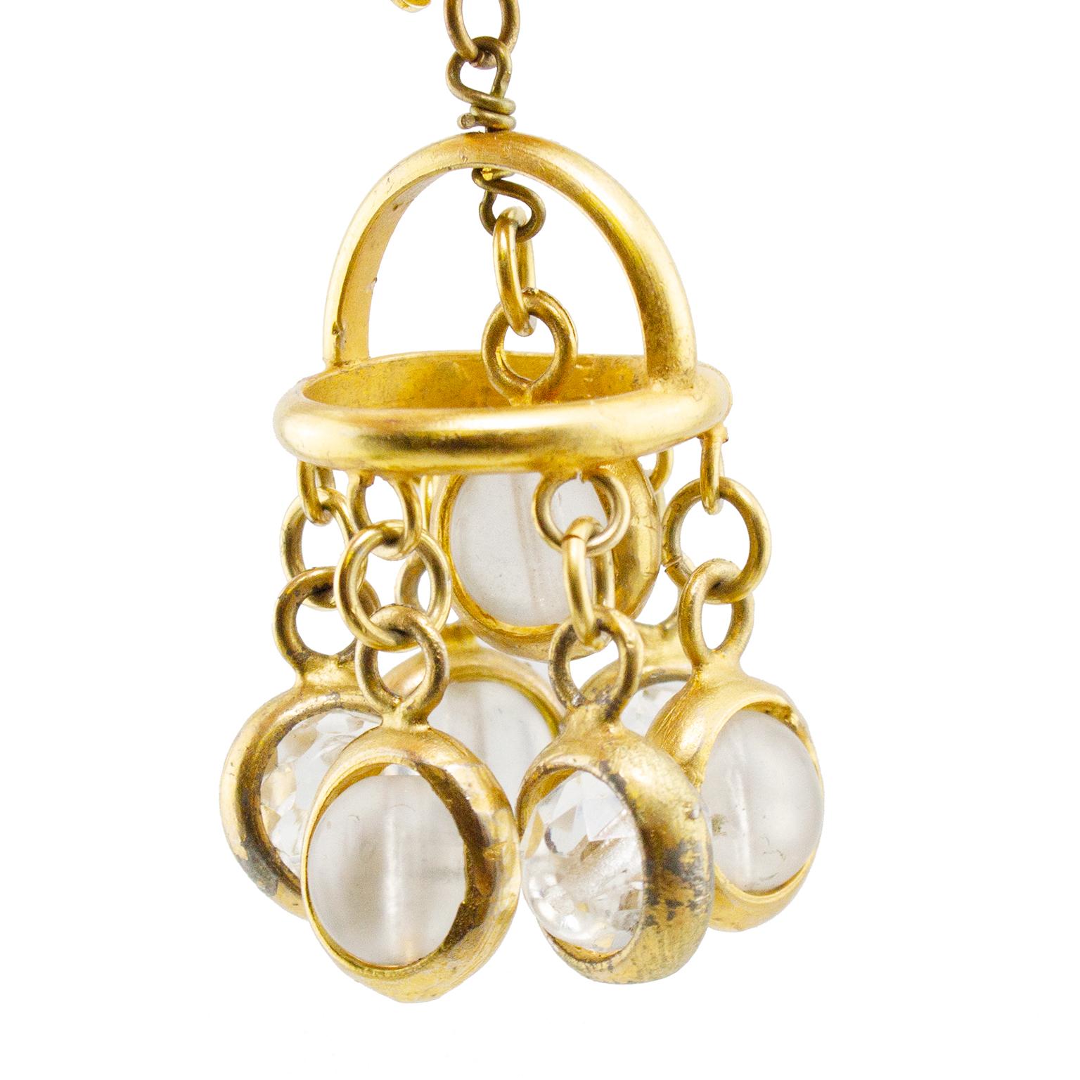 Pendientes colgantes de metal dorado y cristal esmerilado de Paco Rabanne de los años 70 en Bueno estado para la venta en Toronto, Ontario