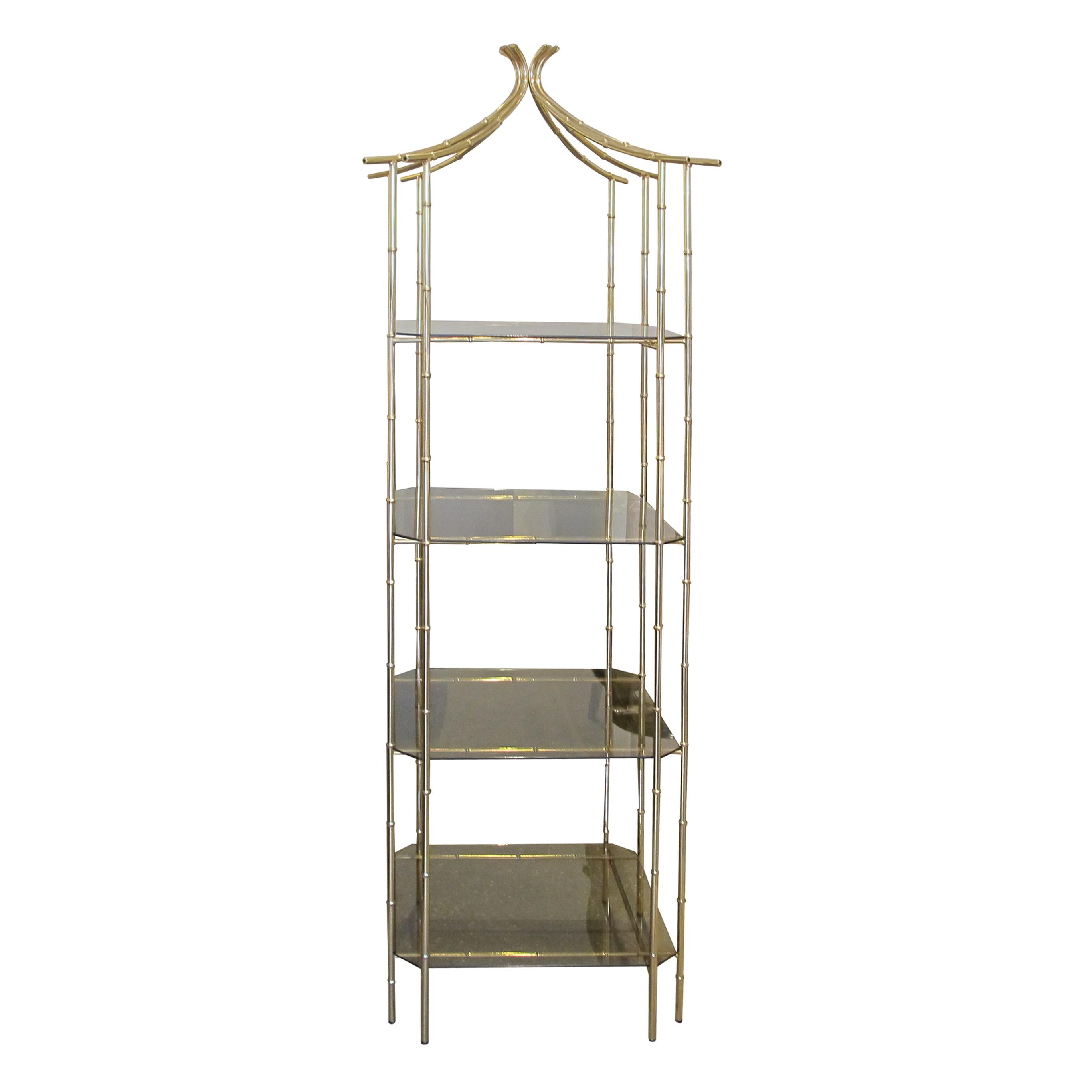 Questa elegante scaffalatura a pagoda alta belga a quattro livelli presenta una sofisticata struttura in ottone finto bambù. Ciascuna delle quattro mensole è realizzata in vetro fumé; il design aperto e la struttura a gradini rendono l'unità