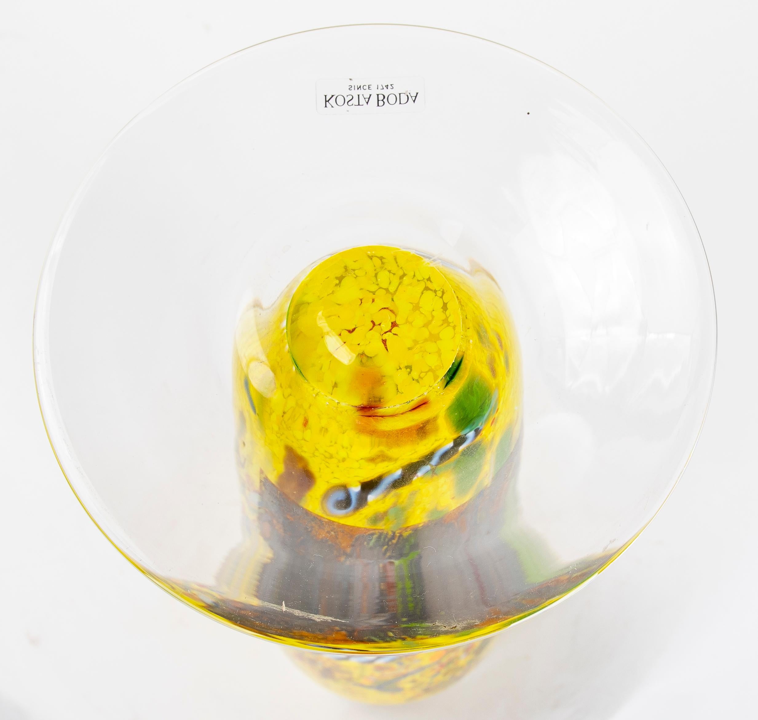 1970er Jahre Gemalte Kristallvase aus dem Hochzeitshaus Kosta (Glas) im Angebot