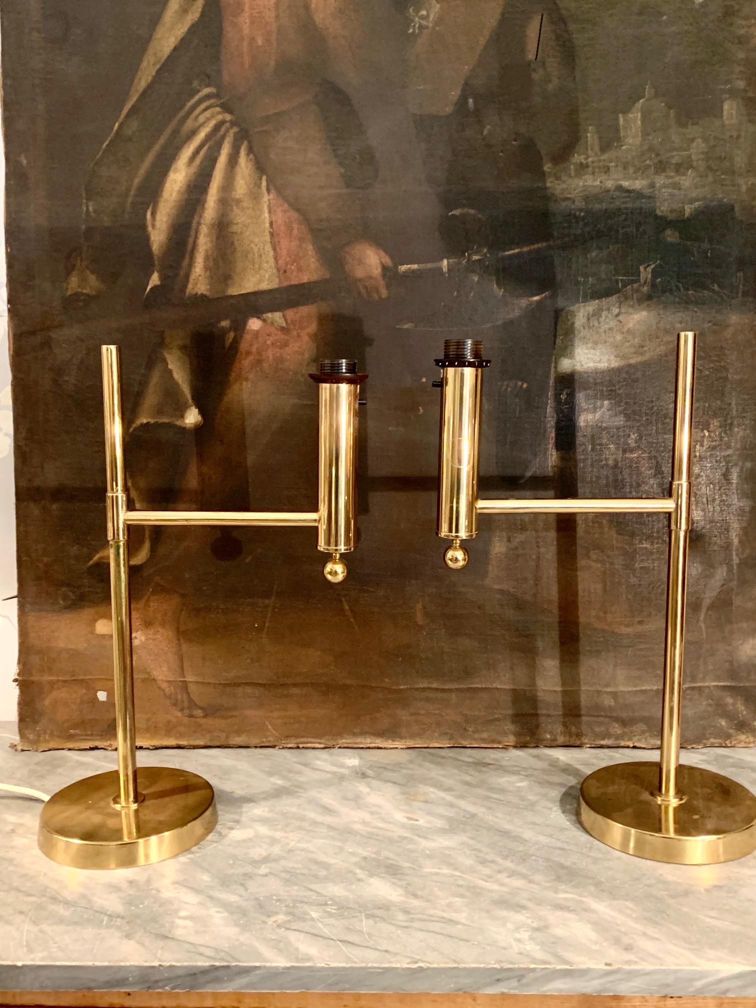 A pair of table lamps in gilt brass, produced in Sweden by the design firm Bergboms, in the 1970s, the lampshades are new in burlap, although there is the possibility of choosing your original ones in green and black They are in very good