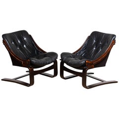 paire de fauteuils club / lounge en cuir noir des années 1970 par Ake Fribytter pour Nelo Sweden