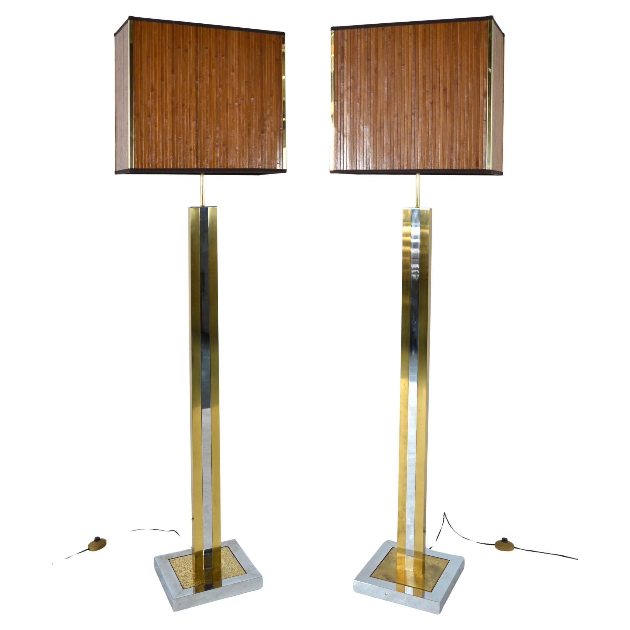 Un gran par de lámparas de pie italianas de los años 70 de proporciones impresionantes, cada una de casi 1,80 m de altura. Aunque no llevan marca, están muy bien fabricados con latón macizo de sección cuadrada y acero cromado, similares a los