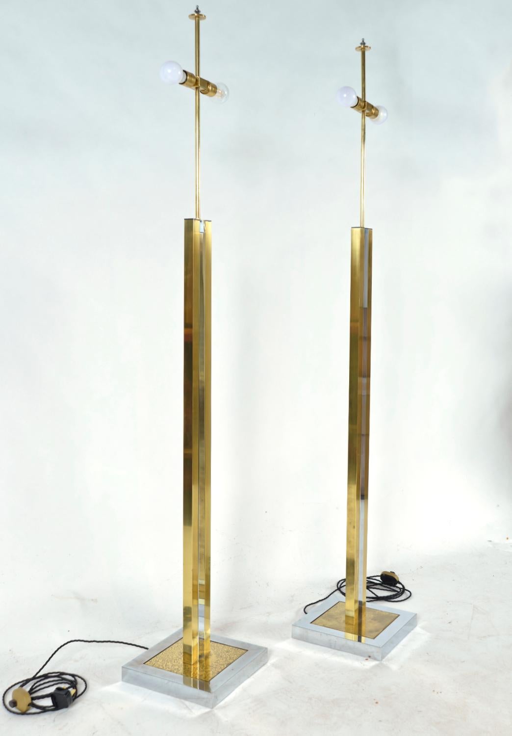 1970s Pareja Lámparas De Pie Italianas Cromo Latón Bambú Hollywood Regency siglo XX en venta