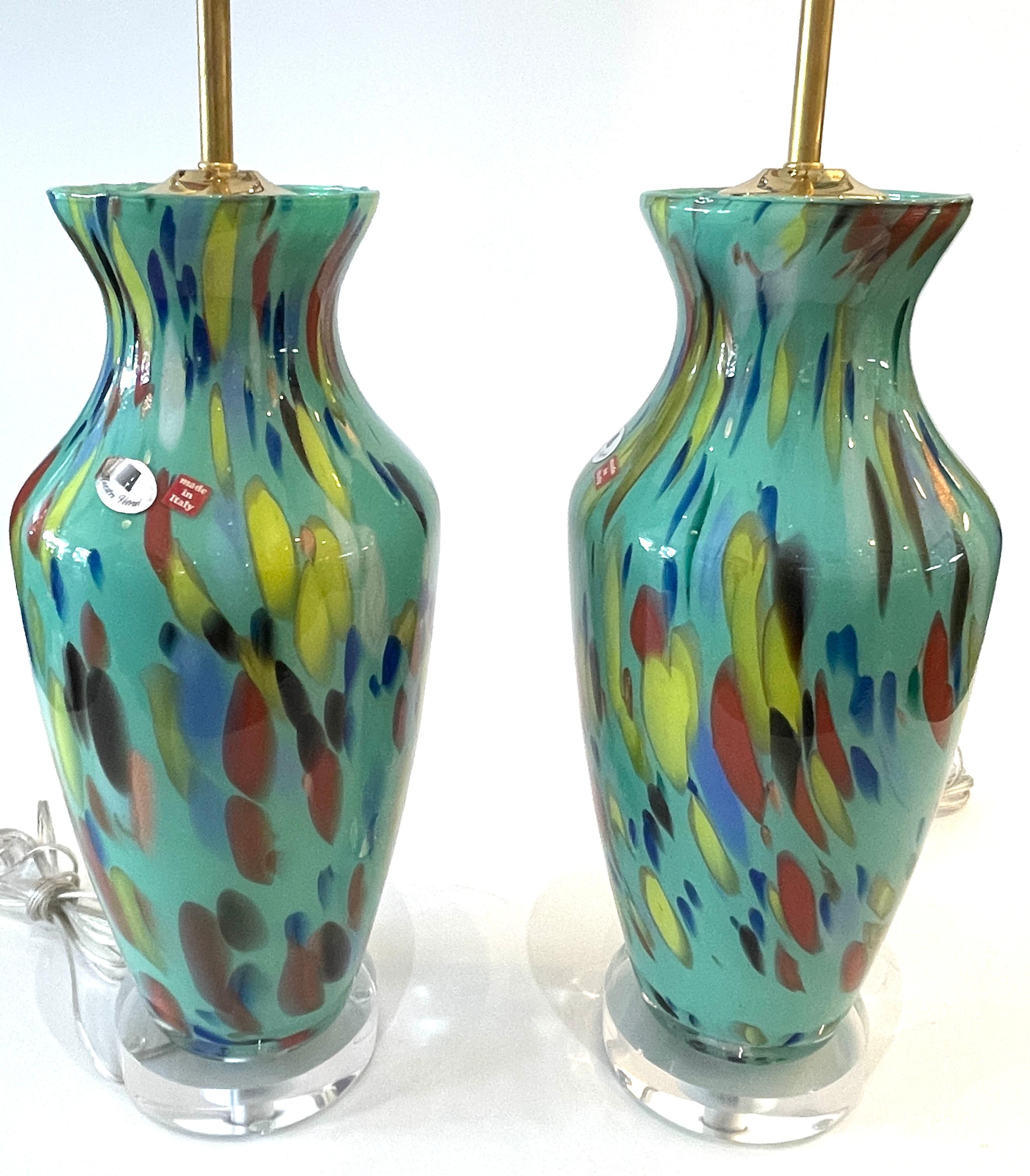 Dies ist ein großartiges Paar Murano Maestri Vetrai grün gepunktete Kunstglas-Tischlampen aus der Mitte des Jahrhunderts, C.1970er Jahre, hergestellt in  Italien.
Sie haben neue Lucite-Basisbänder, die neu verkabelt wurden.
Es sind keine Chips oder