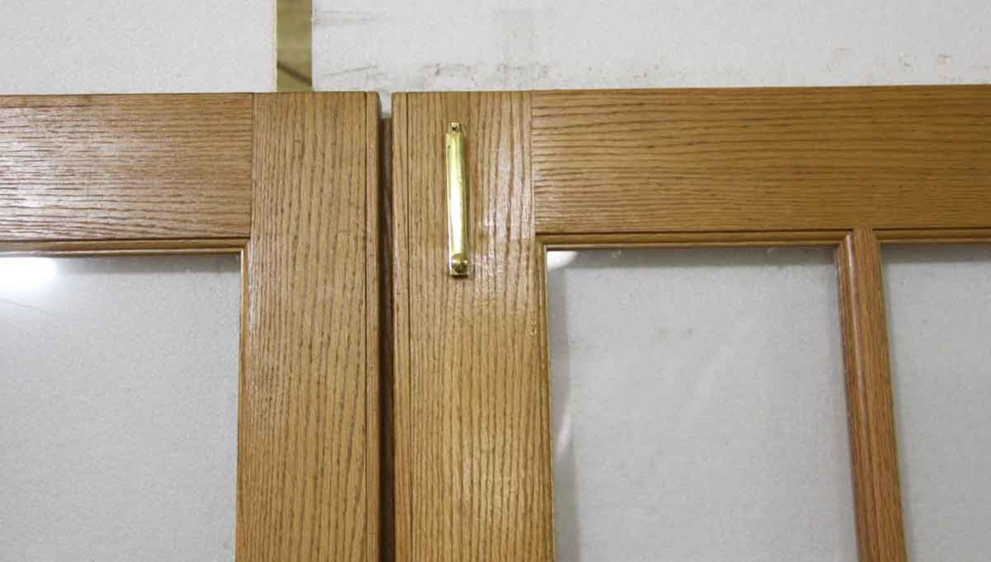 Französische Türen aus den 1970er Jahren in hellem Holzton mit 15 Glasfenstern. Einige Hardware angebracht. Diese können Sie an unserem Standort 400 Gilligan St. in Scranton (Pennsylvania) besichtigen. Maße: 78,5 in. H x 69 in. W.